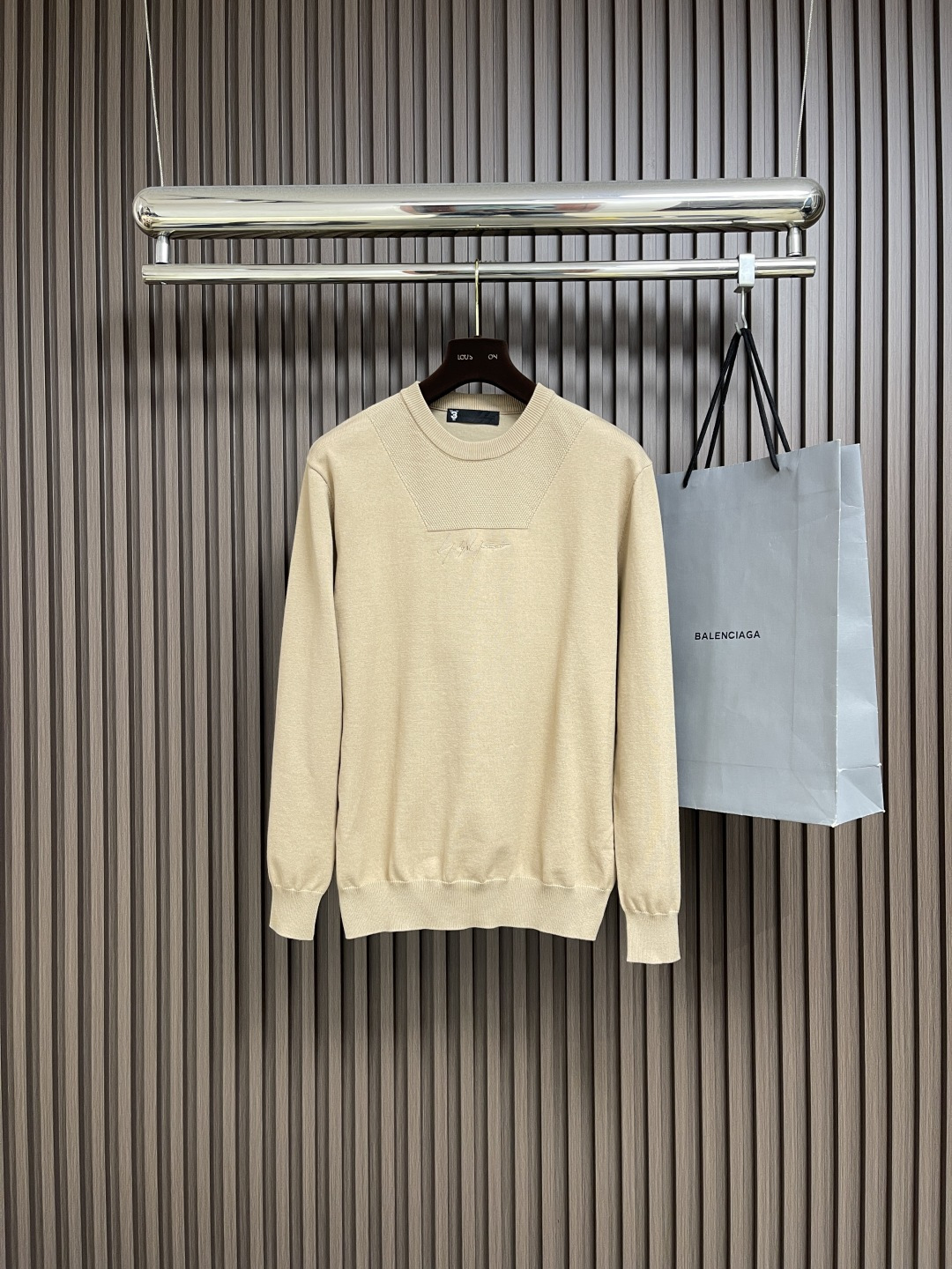 NO:523639,Y3 2025fw jacquard knitted sweater on chest, the fabric is soft and touched, comfortable and comfortable to fit the skin, and the harmony between exquisite and dynamic is Zhang Youchi. It uses advanced computer control systems and precise mechanical components to achieve jacquard work, with high precision and smooth lines. Size M-3XL, sweaters, alexander wang19860909Y3 2025fw 胸前提花针织毛衣,面料轻柔触感,舒适贴肤,精致与动感的调和,有张有驰,使用先进的计算机控制系统和精密的机械部件,实现提花作业,精度高线条流畅而细腻.尺码M-3XL,,sweaters,alexander wang,Men's clothing