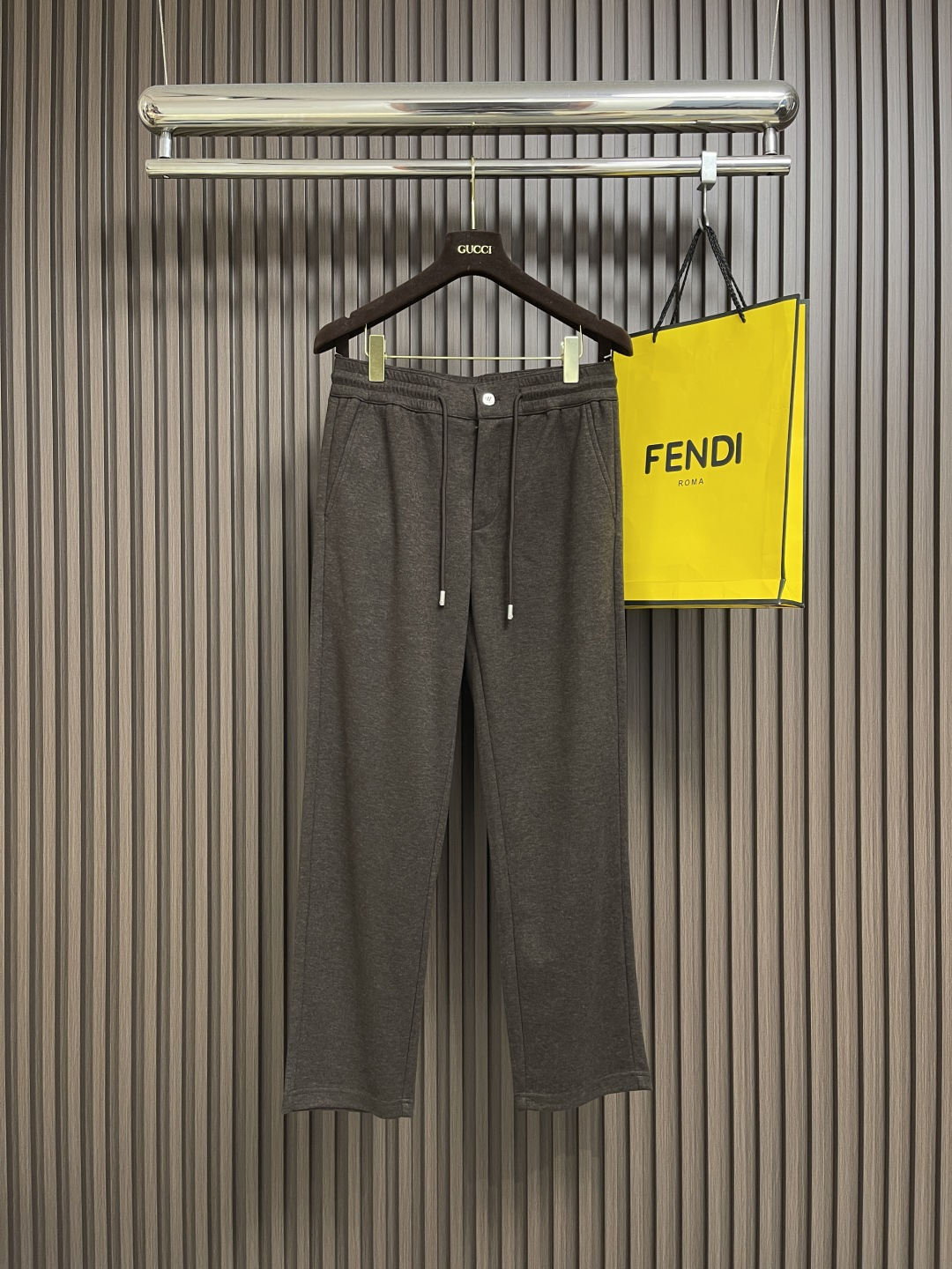 NO:537639,Ermenegildo Zegna Early autumn new casual pants, casual pants are fashionable items that men can wear anytime and anywhere. The simple design is combined with high-end fabrics, fine embellishments, three-dimensional tailoring, smooth and glossy, and the upper body is very good. The three-dimensional tailoring is straight. Size M-3XL M size hip circumference 99cm waist circumference 75-79 elasticity Trousers length 100cm L size hip circumference 104cm waist circumference 80-84 elasticity Trousers length 101cm XL size hip circumference 109cm waist circumference 85-89 elasticity Trousers length 102cm 2XL size hip circumference 114cm waist circumference 90-94 elasticity Trousers length 103cm 3XL size hip circumference 119cm waist circumference 95-99 elasticity  Pants length 104cm, zegna,alexander wang19860909Ermenegildo Zegna 杰尼亚早秋新品休闲裤,休闲裤作为随时随地男人都能穿搭的时尚单品,简洁的设计配合高档面料,细节点缀,立体剪裁,手感顺滑光泽度高,上身后垂度非常好,立体剪裁上身挺拔.尺码M-3XL M码臀围99cm 腰围75-79弹力 裤长100cm L码臀围104cm 腰围80-84弹力 裤长101cm XL码臀围109cm 腰围85-89弹力 裤长102cm 2XL码臀围114cm 腰围90-94弹力 裤长103cm 3XL码臀围119cm 腰围95-99弹力 裤长104cm,,zegna,alexander wang,Men's clothing