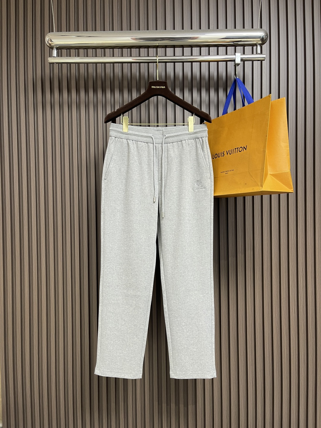 NO:537633,LP Loropiana 2025ss early spring new casual pants, casual pants are fashionable items that men can wear anytime and anywhere. The simple design is combined with high-end fabrics, fine embellishments, three-dimensional tailoring, smooth and glossy, and the upper body is very good. Size M-3XL M size hip circumference 99cm waist circumference 75-79 elasticity Trousers length 100cm L size hip circumference 104cm waist circumference 80-84 elasticity Trousers length 101cm XL size hip circumference 109cm waist circumference 85-89 elasticity Trousers length 102cm 2XL size hip circumference 114cm waist circumference 90-94 elasticity Trousers length 103cm 3XL size hip circumference 119cm waist circumference 95-99 elasticity Trousers length 104cm,,loro piano,loro  piana,alexander wang19860909LP Loropiana 2025ss早春新品休闲裤,休闲裤作为随时随地男人都能穿搭的时尚单品,简洁的设计配合高档面料,细节点缀,立体剪裁,手感顺滑光泽度高,上身后垂度非常好.尺码M-3XL M码臀围99cm 腰围75-79弹力 裤长100cm L码臀围104cm 腰围80-84弹力 裤长101cm XL码臀围109cm 腰围85-89弹力 裤长102cm 2XL码臀围114cm 腰围90-94弹力 裤长103cm 3XL码臀围119cm 腰围95-99弹力 裤长104cm,,loro piana,loro piana,alexander wang,Men's clothing