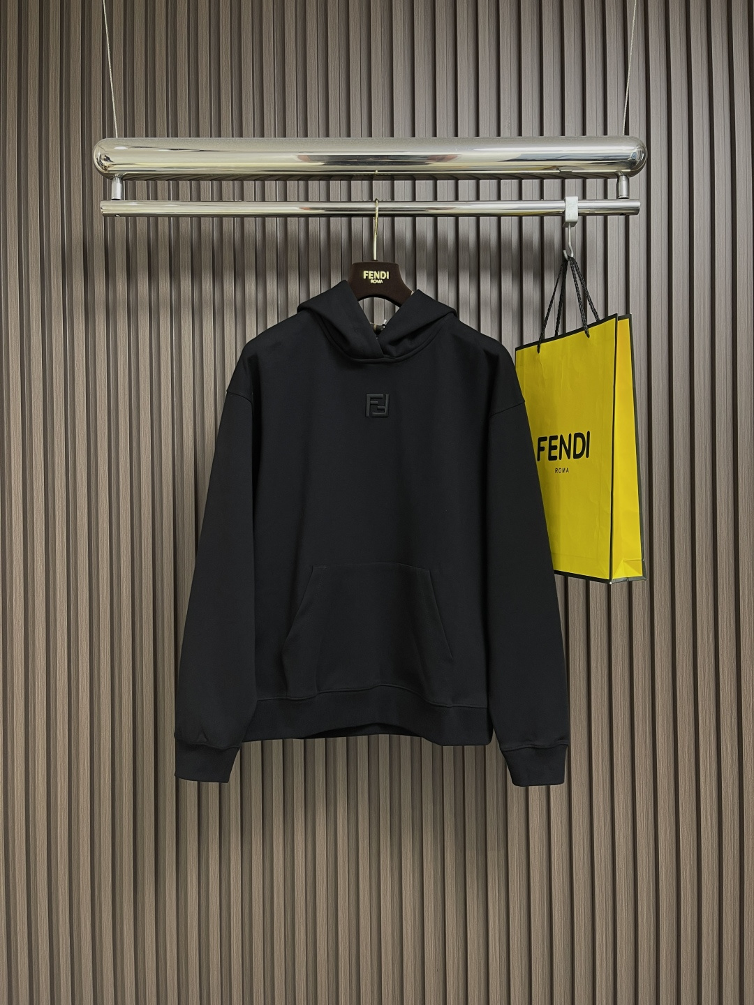 NO:529334,Fendi is lined with FF hooded sweatshirt. Nylon water-based penetration printing is a special printing technology. Its main feature is to use water-based ink to print on nylon fabrics. Through penetration, the printing presents a clear and consistent pattern on the front and back sides of the fabric. It not only improves the visual effect of the printing, but also enhances the firmness and durability of the printing; its printing effect is clear, bright and long-lasting. Needle is a needle method used in embroidery to fill in slender curved lines. It forms smooth lines through densely arranged stitches, which have the characteristics of strong coverage, vivid lines and outstanding three-dimensional sense. Three-dimensional embroidery is in traditional flat embroidery, and the embroidery layer is superimposed on the filling material to form a three-dimensional relief effect. The overall line is straight and delicate, the fabric is comfortable and soft, and the color is consistent and has no color difference. It can be matched with the same style to create a fashionable shape, control various occasions, customize auxiliary materials, complete three standards, and the same style for men and women!  Size XS-L, fendi, hoodie, sweatshirts, hats, alexander wang19860909Fendi 内衬FF连帽卫衣,尼龙水性渗透印花是一种特殊的印花技术,其主要特点在于使用水性墨水在尼龙面料上进行印花,通过渗透作用使印花在织物正反面都呈现出清晰且色泽一致的图案.不仅提高了印花的视觉效果,还增强了印花的牢固性和耐久性；其印花效果清晰、色泽鲜艳且持久.挨针是刺绣中用于填充细长弯曲线条的针法,通过密集排列的针迹形成流畅线条,具有覆盖性强、线条生动、立体感突出的特点.立体绣在传统平面刺绣,通过填充材料叠加绣层,形成三维浮雕效果.整体走线平直细腻,面料舒适柔软,颜色一致无色差 能与同款搭配营造时尚造型,驾驭各种场合,定制辅料,三标齐全,男女同款！尺码XS-L,,fendi,hoodie,sweatshirts,hats,alexander wang,Men's clothing