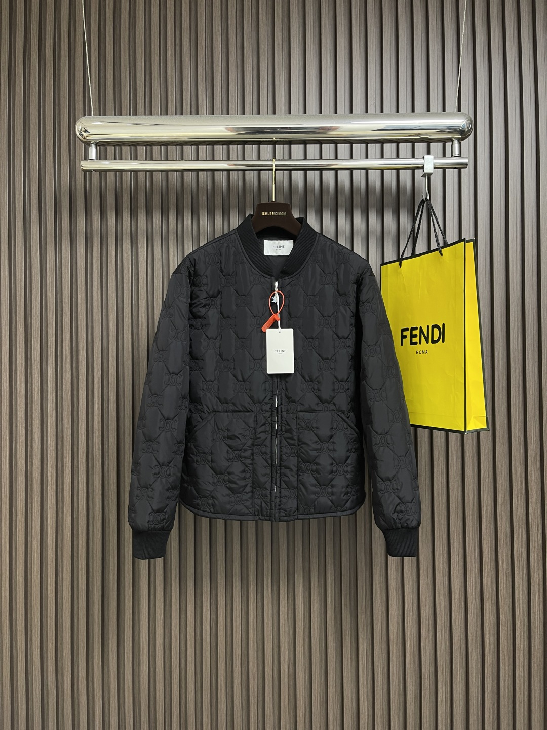 NO:537619,Celine Full-printed sewn embroidered Arc de Triomphe jacket, diamond nylon embroidered feather cotton quilted fabric Infrared positioning cutters achieve accurate positioning of materials through infrared transmitters and infrared receivers. Accuracy can reach micron level, thus satisfying the effect of high-precision cutting of placing dry-point symmetrical positioning method Use high-precision measurement tools to mark the zipper and gradually install the zipper onto the end. Finally, finely iron the fabric around the zipper is flat and uniform, beautiful and neat Size 48-54 S-XL,,celine,celine,jackets & coats,jackets & coats,alexander wang19860909Celine赛琳 满印衍缝刺绣凯旋门夹克外套,菱纹尼龙绣羽棉绗面料 红外线定位裁床 通过红外发射器和红外接收器来实现对材料的精准定位 精度可达到微米级别 从而满足格纹对位高精度裁剪的效果乾点对称定位法 使用高精度的测量工具做标记 再将拉链逐步安装到上 最终精细整烫 使拉链周围的面料平整服帖 美观整齐 尺码48-54 S-XL,,celine,celine,jackets & coats,jackets & coats,alexander wang,Men's clothing