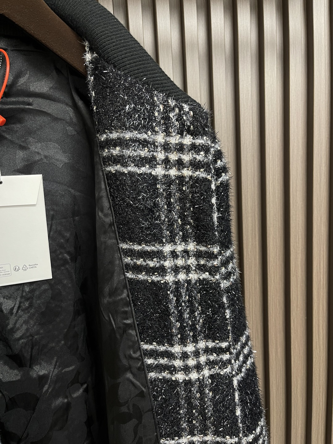 🛒🛒Chanel 格纹单排扣夹克，定制精纺羊毛融亮纱格纹雅致料 以及标识 Logo 人丝提花里布 质感卓