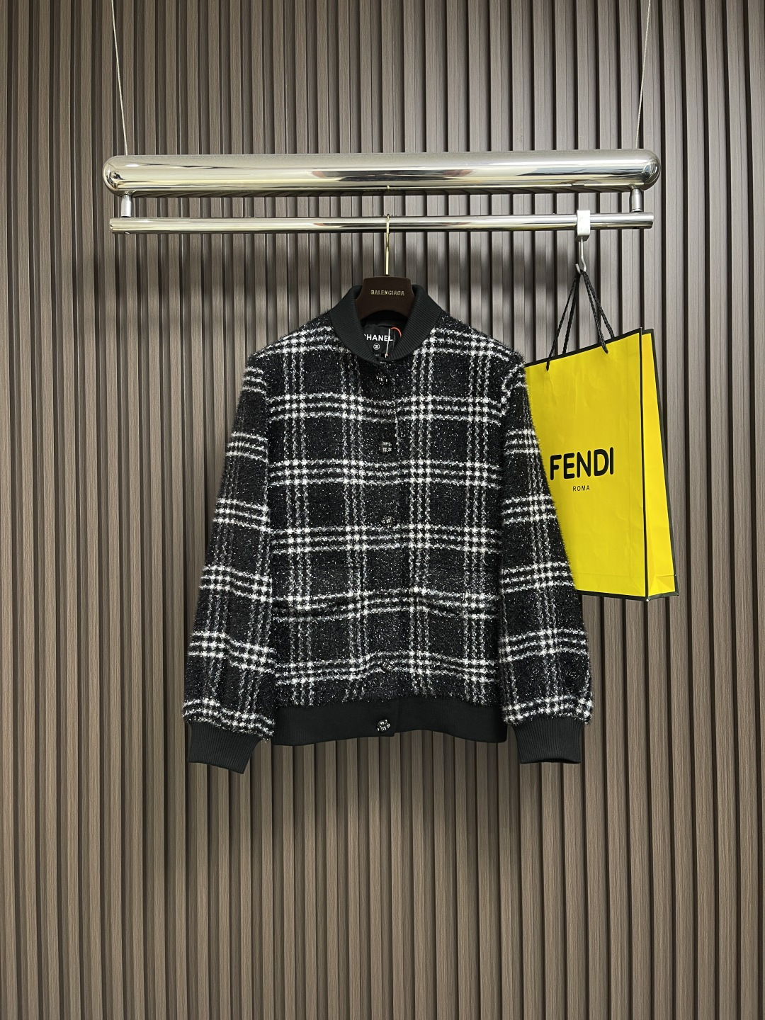 NO:548499,Chanel plaid single-breasted jacket, custom-made worsted wool melt bright yarn plaid elegant material and logo Logo wisp silk jacquard lid Excellent texture Comfortable skin outlines in pure black and white tones The plaids are intertwined with each other Delicate and gorgeous Ordinary lines intertwined with geometric beauty Single-breasted like a row of exquisite medals Exudes a charming atmosphere of elegance and nobility In the flow of light and shadow, it flashes with delicate and charming luster A work of art carrying fashion philosophy, ergonomic three-dimensional cutting Return to traditional craftsmanship techniques Through segmentation, folding, shrinking, and stretching techniques The so-called slow work produces fine work is respect for materials The pursuit of hand feeling Complex workmanship Slow time, slow time, high loss, template opening bags, preset templates to guide the position of opening bags  Shape and size Accuracy ensures the quality of the bag opening effect, laundry washing water plus soft smell removal process Deep cleaning and smell removal of clothing through professional washing equipment and specific detergents Improve the feel and appearance of clothing. Size 46-52 S-XL, chanel, jackets & coats, alexander wang19860909Chanel 格纹单排扣夹克,定制精纺羊毛融亮纱格纹雅致料 以及标识 Logo 人丝提花里布 质感卓越 舒适贴肤以黑白的纯粹色调勾勒出复古的轮廓 格纹间闪烁的亮纱相互交织 细腻而华丽 规整的线条交织出几何的美感 单排扣犹如一排精致的勋章 散发着典雅与贵气的迷人气息 在光影流转间 闪烁着细腻而迷人的光泽 一件承载着时尚哲学的艺术品,人体学立体裁剪 回归传统工艺手法 通过分割 折叠 抽缩 拉展技术手法 所谓慢工出细活 是对材料的尊重 对手感的追求 做工复杂 繁琐 时效慢 损耗高工,模版机开袋 预设的模板来指导开袋的位置 形状和大小 精确性确保了开袋效果质量,成衣洗水加软去味工艺 通过专业的洗涤设备和特定的洗涤剂 对衣物进行深度清洁和去味处理 改善衣物的手感和外观.尺码46-52 S-XL,,chanel,jackets & coats,alexander wang,Men's clothing