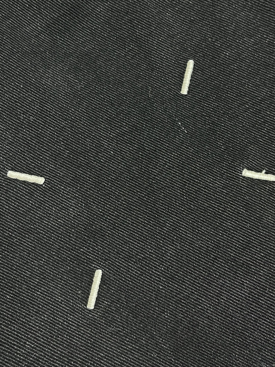 🛒🛒MM6 水洗磨边黑牛弯刀裤，采用优质牛仔布，经过水洗工艺处理，自带做旧复古感，摸起来柔软又有质感，秋