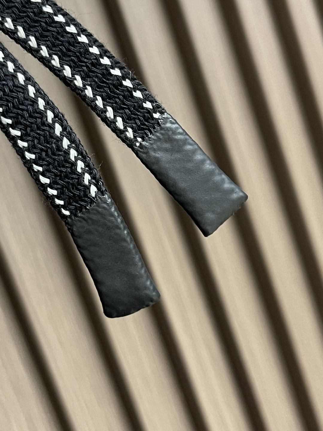 🛒🛒MM6 水洗磨边黑牛弯刀裤，采用优质牛仔布，经过水洗工艺处理，自带做旧复古感，摸起来柔软又有质感，秋