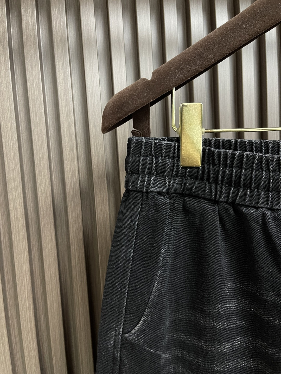 🛒🛒MM6 水洗磨边黑牛弯刀裤，采用优质牛仔布，经过水洗工艺处理，自带做旧复古感，摸起来柔软又有质感，秋