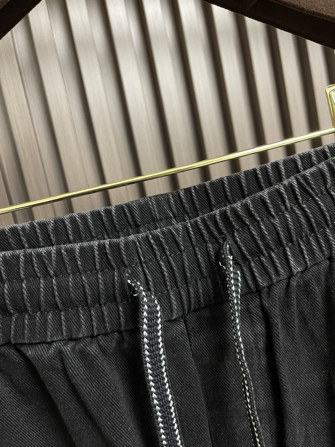 🛒🛒MM6 水洗磨边黑牛弯刀裤，采用优质牛仔布，经过水洗工艺处理，自带做旧复古感，摸起来柔软又有质感，秋