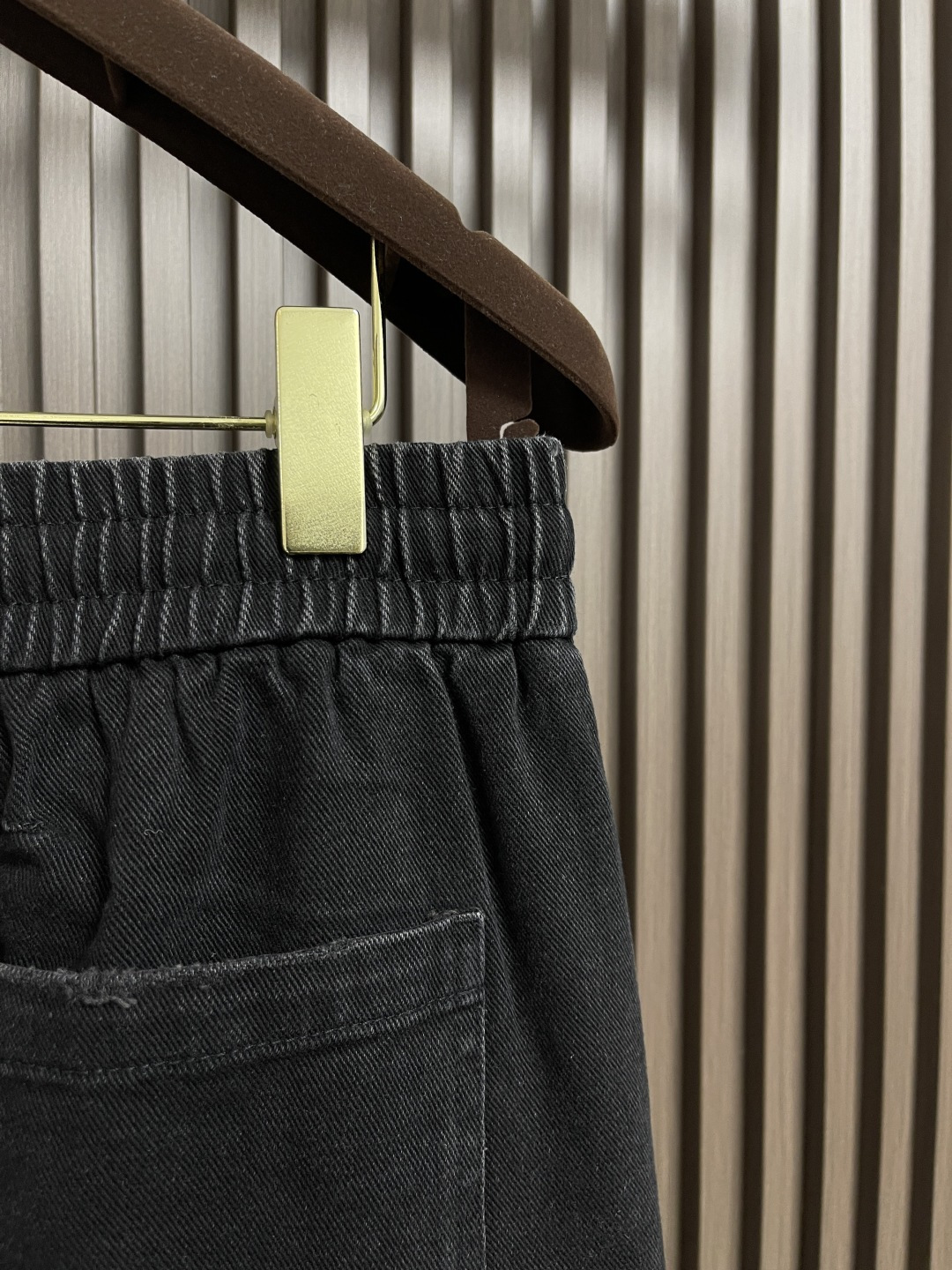 🛒🛒MM6 水洗磨边黑牛弯刀裤，采用优质牛仔布，经过水洗工艺处理，自带做旧复古感，摸起来柔软又有质感，秋