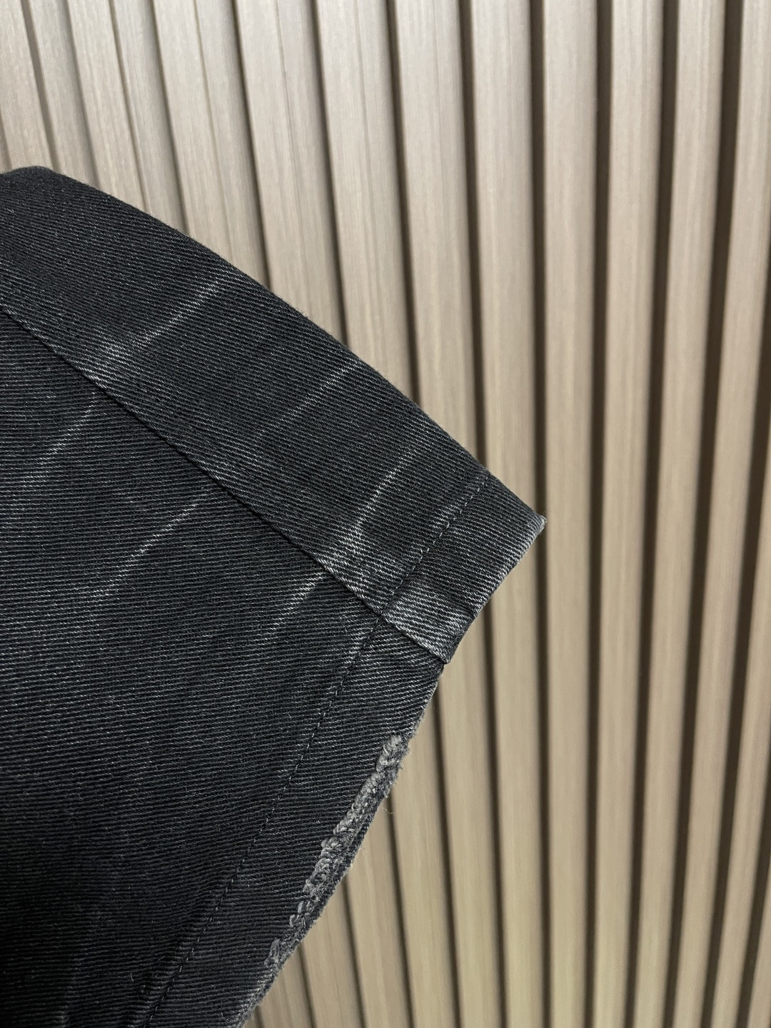 🛒🛒MM6 水洗磨边黑牛弯刀裤，采用优质牛仔布，经过水洗工艺处理，自带做旧复古感，摸起来柔软又有质感，秋