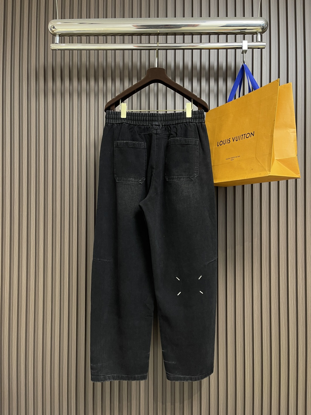 🛒🛒MM6 水洗磨边黑牛弯刀裤，采用优质牛仔布，经过水洗工艺处理，自带做旧复古感，摸起来柔软又有质感，秋