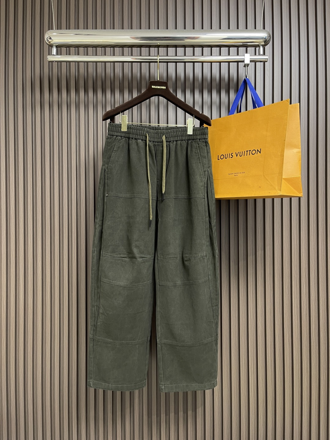 NO:529323,LV military green twill cotton suede texture lightning casual pants!  It uses twill cotton fabric, with the delicate touch of suede, which is very comfortable to touch and looks very high-end. Military green tone is classic and versatile, and can easily adapt to various styles, whether it is casual or street style, it can be held perfectly. The waist of the trouser is designed with elastic straps and drawstrings, which not only fits well with the waist, but also adjusts the elasticity according to your preferences, which is comfortable and comfortable to wear. The trouser body has multiple pockets, which is practical and easy to put, keys, etc. There are lightning embroidery patterns on the back pocket, which are exquisite and individual. The workmanship is also very attentive, the seam is delicate and neat, and there is no unnecessary thread, and the details show the quality. The trouser is a loose style, which is very friendly to all leg shapes, which can well modify the leg shape, and at the same time create a casual and free feeling. Size XS-L,, louis vuitton, chamois  leather,alexander wang19860909LV 军绿斜纹棉麂皮质感闪电休闲裤！采用斜纹棉面料,还带着麂皮的细腻触感,摸起来特别舒服,而且看起来很有高级感.军绿色调经典又百搭,轻松适配各种风格的,不管是休闲风还是街头风,都能完美hold住.裤腰是松紧带加抽绳的设计,不仅能很好地贴合腰部,还能根据自己的喜好调整松紧,穿着舒适又自在.裤身有多个口袋,实用性拉满,放个、钥匙啥的都很方便.背后口袋还有闪电刺绣图案,精致又有个性.做工方面也很用心,缝线细腻工整,没有多余的线头,细节处尽显品质.裤型是宽松的版型,对各种腿型都很友好,能很好地修饰腿型,同时还能营造出随性洒脱的感觉.尺码XS-L,,louis vuitton,chamois leather,alexander wang,Men's clothing