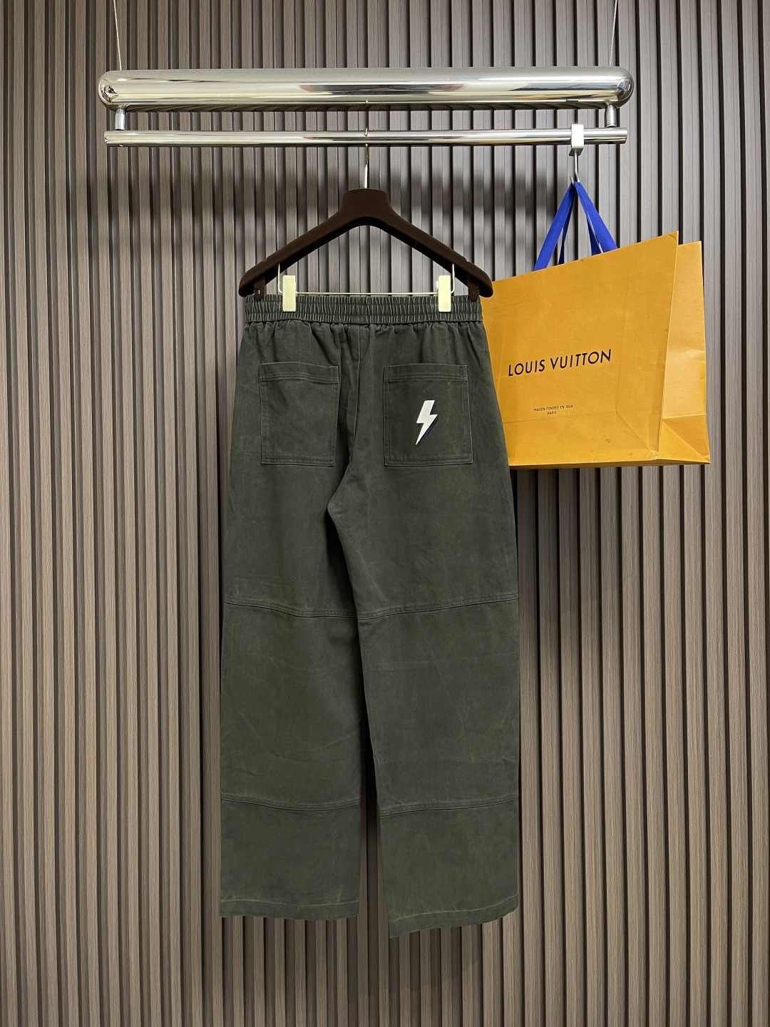 🛒🛒LV 军绿斜纹棉麂皮质感闪电休闲裤！采用斜纹棉面料，还带着麂皮的细腻触感，摸起来特别舒服，而且看起来