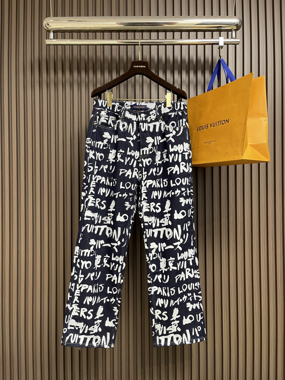 NO:526968,Tops and pants Lv Co-branded nigo graffiti denim collarless cotton jacket jeans set, using gram denim fabric, breathable and comfortable after washing, YB customized pearl buckle, each graffiti is extremely difficult to match, the details are comparable to the original version, the cotton cold-proof filling cotton uses 480g Korean insulation cotton, the whole set of low-key and luxurious design, and the large factory line is perfectly produced. Size S-XL,,louis vuitton, jeans, alexander wang19860909上衣裤子 Lv 联名nigo涂鸦牛仔无领棉服牛仔裤套装,采用克牛仔布料,洗水后手感透气舒适,YB订制珍珠扣,每一处涂鸦对位对线难度极高,细节媲美原版,夹棉御寒填充棉采用480g的高丽保温棉,整套低调奢华的设计,大厂走线出品完美.尺码S-XL,,louis vuitton,jeans,alexander wang,Men's clothing