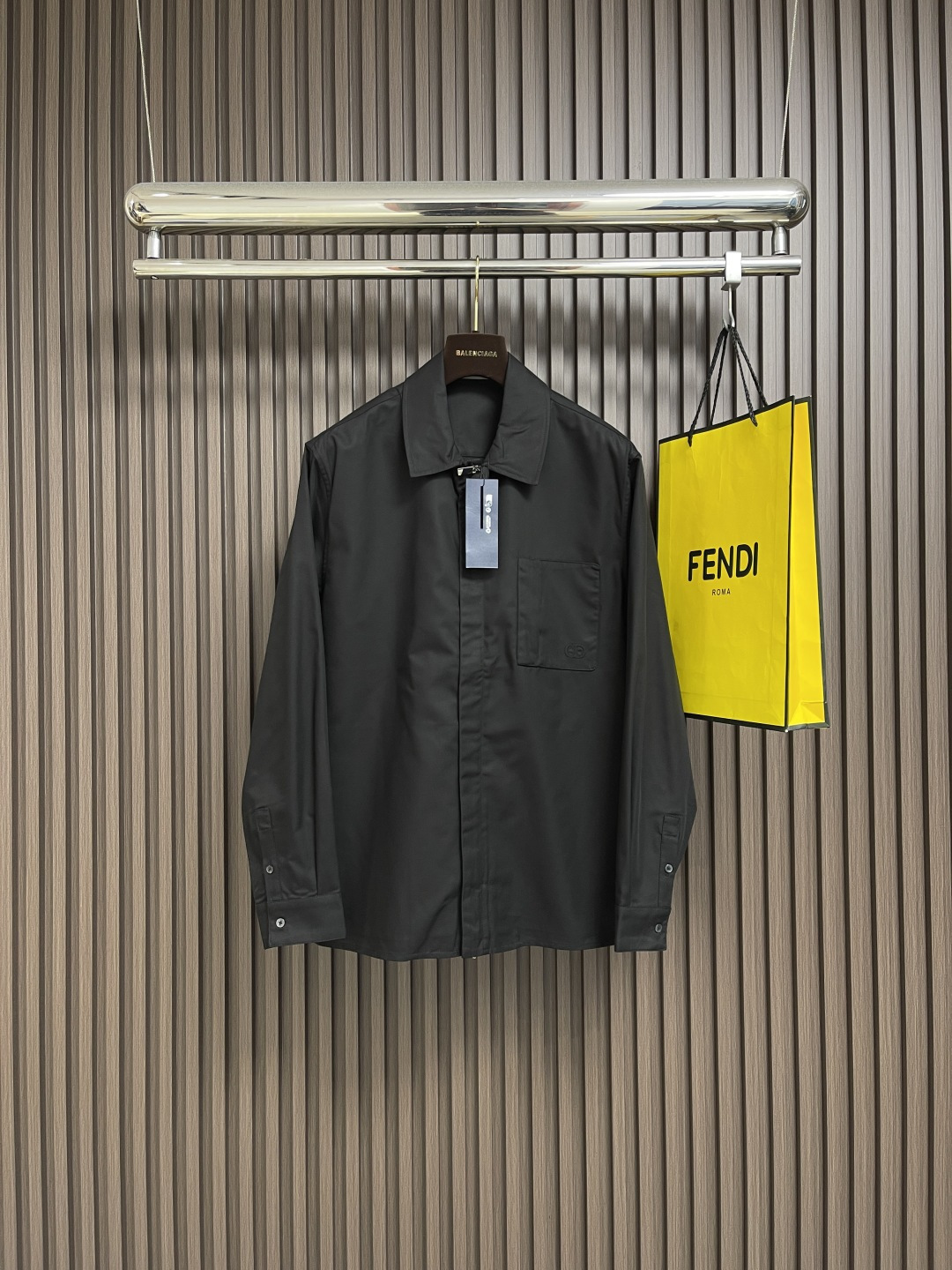 NO:526947,Dior CD icon embroidered jacket is made of black Gadain fabric, with a smooth and delicate surface, soft touch, and an elegant luster. Its tight textile structure makes it have good wrinkle resistance, wear resistance and drape. Due to the blessing of wool ingredients, it has warmth and breathability. Gadain fabric is not easy to pill, has good stain resistance and is easy to take care of everyday care. Crafts and details, modern slim cuts and hidden zipper closures add a low-key and exquisite feeling. Through high-precision sewing technology, the perfect fit between the zipper and the fabric is ensured. The lapel design of traditional shirts does not lose the wear needs of formal occasions. There are patch pockets on the chest and decorated with CD  icon embroidery highlights the brand's iconic elements. The pocket mouth is also a hidden zipper opening and closing. The pocket mouth is reinforced by the pocket knotting process. The tight stitching at the edge of the bag makes it firm and beautiful. There are side insertion bags on the left and right, and the pocket mouth is only 0.5 cm in edges, which not only retains the smoothness of the overall line without losing practicality. The traditional shirt cuff double-buckle design makes the cuffs more fitting with the wrist and not easy to loosen. Size 46-52,,dior,jackets & coats,shirts,alexander wang19860909Dior CD icon刺绣外套,选用黑色华达呢面料,表面光滑细腻,触感柔软,呈现出优雅的光泽.其紧密的纺织构造,使它具有良好的抗皱性,耐磨性和垂坠感.由于羊毛成分的加持使其拥有保暖性和透气性.华达呢面料不易起球,且抗污性性较好,易于日常打理.工艺与细节,现代版型修身剪裁和隐藏式拉链开合增添了低调的精致感.通过高精度的缝制技术,确保拉链和面料的完美贴合.传统衬衫的翻领设计又不失正式场合的穿着需求.胸前设有贴袋,并饰以CD icon刺绣,彰显了品牌标志性元素,袋口同样也是隐藏式拉链开合,袋口首尾均运用口袋套结工艺加固.袋体边缘处紧密的缝线使其牢固和美观.左右设有侧插袋,袋口只做了0.5公分的包边,既保留了整体线条的流畅性又不失实用性.传统衬衫袖口双扣设计使袖口更加贴合手腕,不易松动.尺码46-52,,dior,jackets & coats,shirts,alexander wang,Men's clothing