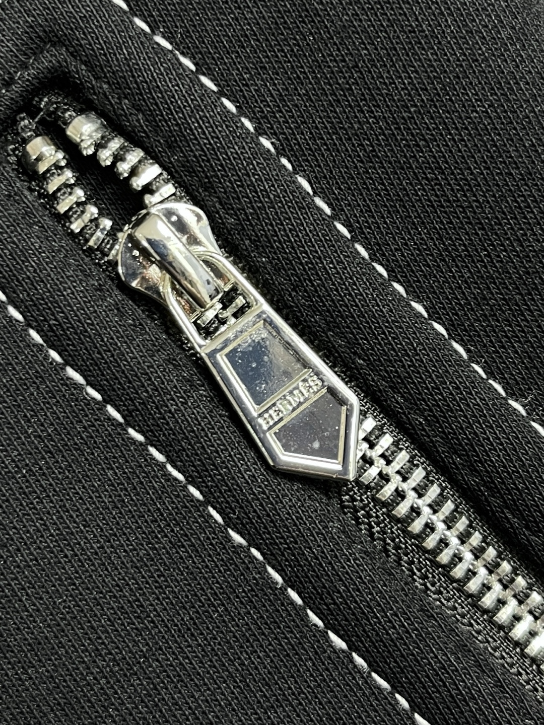 🛒🛒hermes 2025ss秋冬新款休闲连帽款马甲外套 连帽款式 无花哨设计 全靠版型，做工和面料亮眼