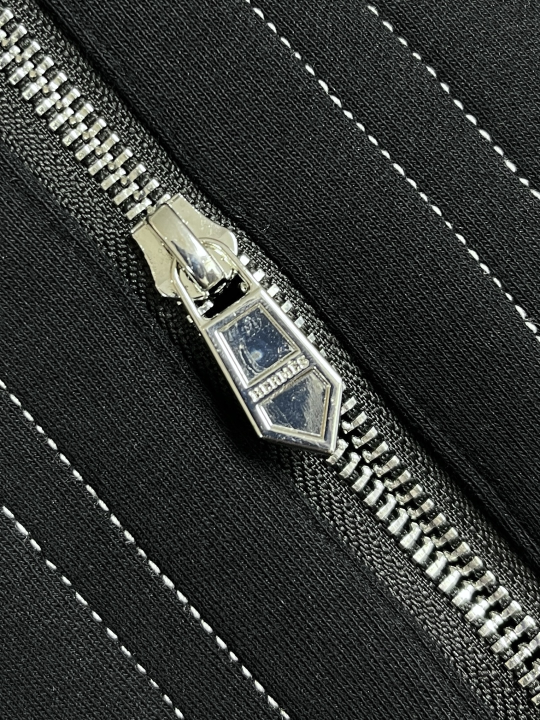 🛒🛒hermes 2025ss秋冬新款休闲连帽款马甲外套 连帽款式 无花哨设计 全靠版型，做工和面料亮眼