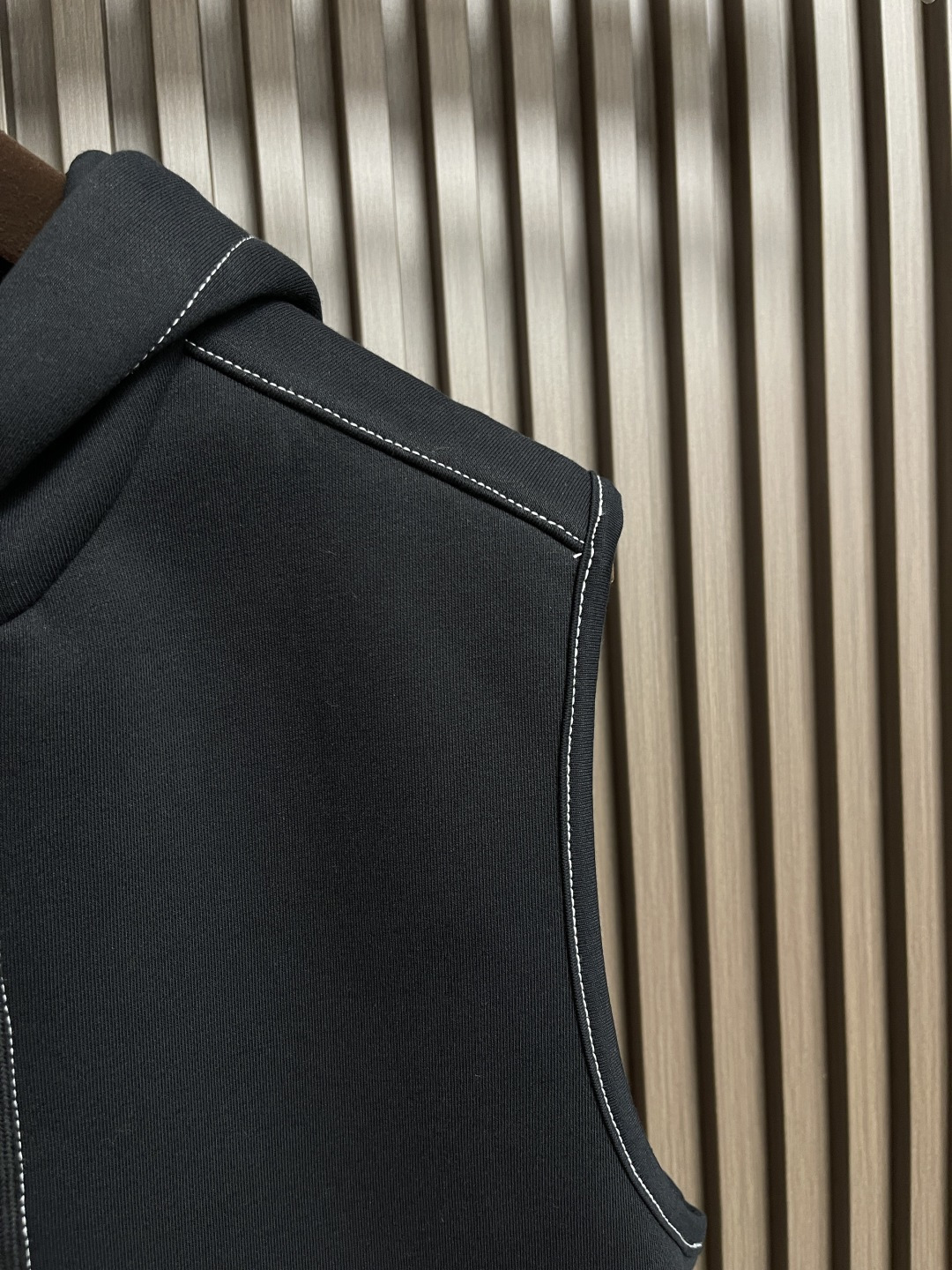 🛒🛒hermes 2025ss秋冬新款休闲连帽款马甲外套 连帽款式 无花哨设计 全靠版型，做工和面料亮眼