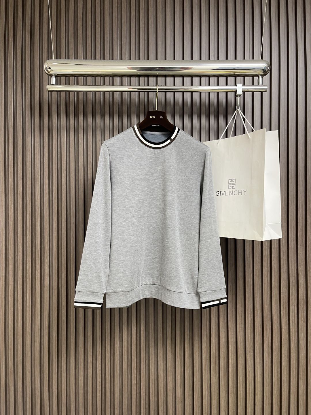 NO:526932,Hermes 2025SS autumn new long-sleeved T-shirt, handsome, fashionable, simple and versatile. Not only is it crisp, maintains a fashionable silhouette, but it is also comfortable to wear, and the yarn is more delicate. Size M-3XL, hermes, tees, t-shirt, alexander wang19860909Hermes 2025SS秋季新品长袖T恤,帅气时尚,简约百搭款.不仅挺括,保持潮流的廓形,又穿着舒适,纱织更细腻.尺码M-3XL,,hermes,tees，t-shirt,alexander wang,Men's clothing