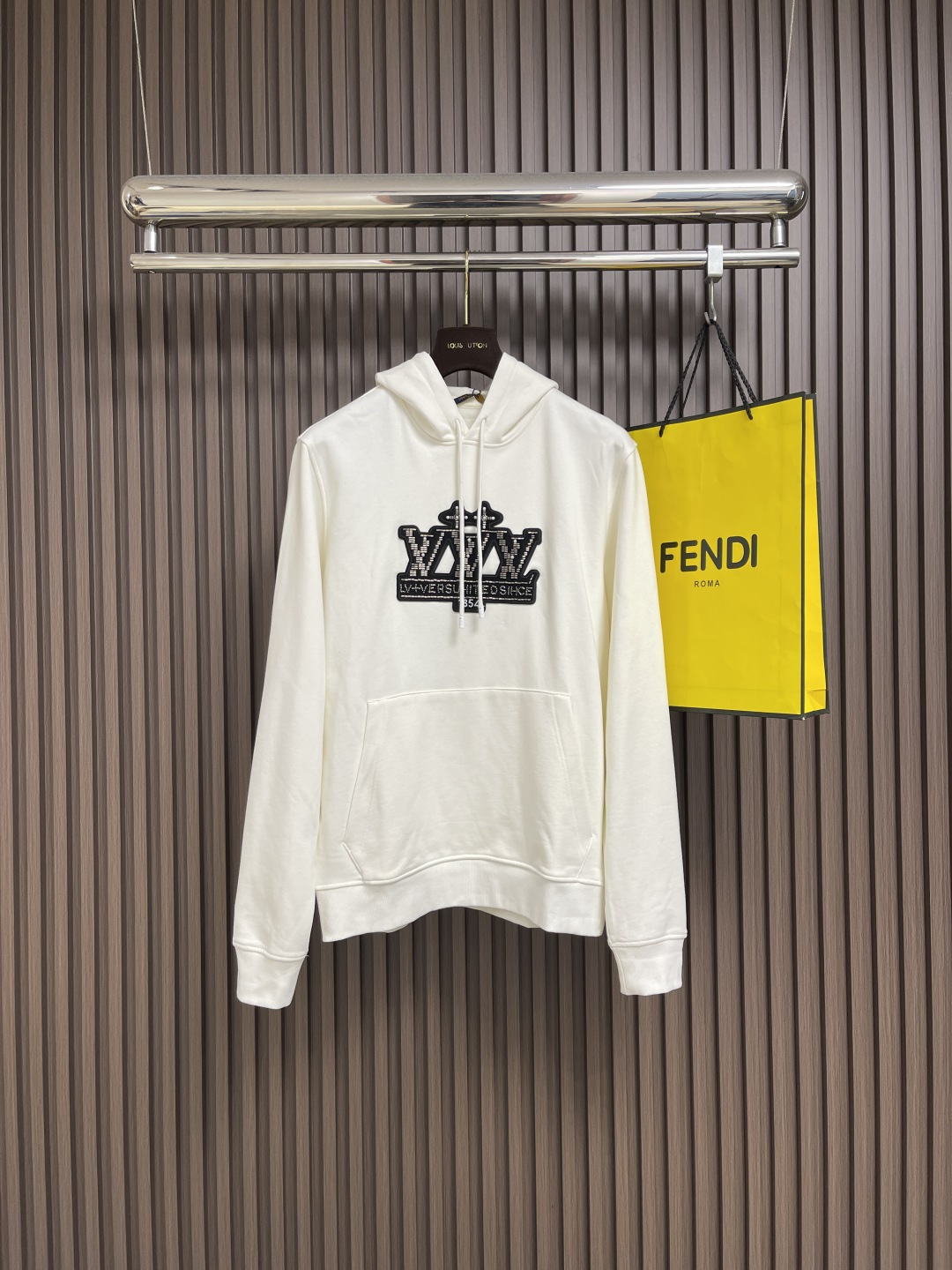 NO:525795,LV 2025SS new handmade beaded hooded sweatshirt, using 16S single yarn + 10S single yarn fish scale setting fabric, 380g paired with 21S 2*2 threads, 450g. The fish scale bottom fabric forms a fish scale-like texture through a specific weaving process, and the plates are arranged and interwoven according to the warp and weft rules and shapes to ensure clear texture and excellent texture. The fabric has been finely made and processed, with good durability, lightness, softness and good breathability. Size S-XL,,louis vuitton,hoodie,sweatshirts,hats,alexander wang19860909LV 2025SS新款手工钉珠连帽卫衣,采用16S单纱＋10S单纱鱼鳞定面料,380g搭配21S 2*2螺纹,450g.鱼鳞底面料通过特定的织造工艺形成鱼鳞状底纹,对版按照经纬规律和形状进行排列交织,以确保纹理清晰、质地优良.面料经过精细的制作加工,具有良好的耐穿性、轻薄柔软、透气性好.尺码S-XL,,louis vuitton,hoodie,sweatshirts,hats,alexander wang,Men's clothing