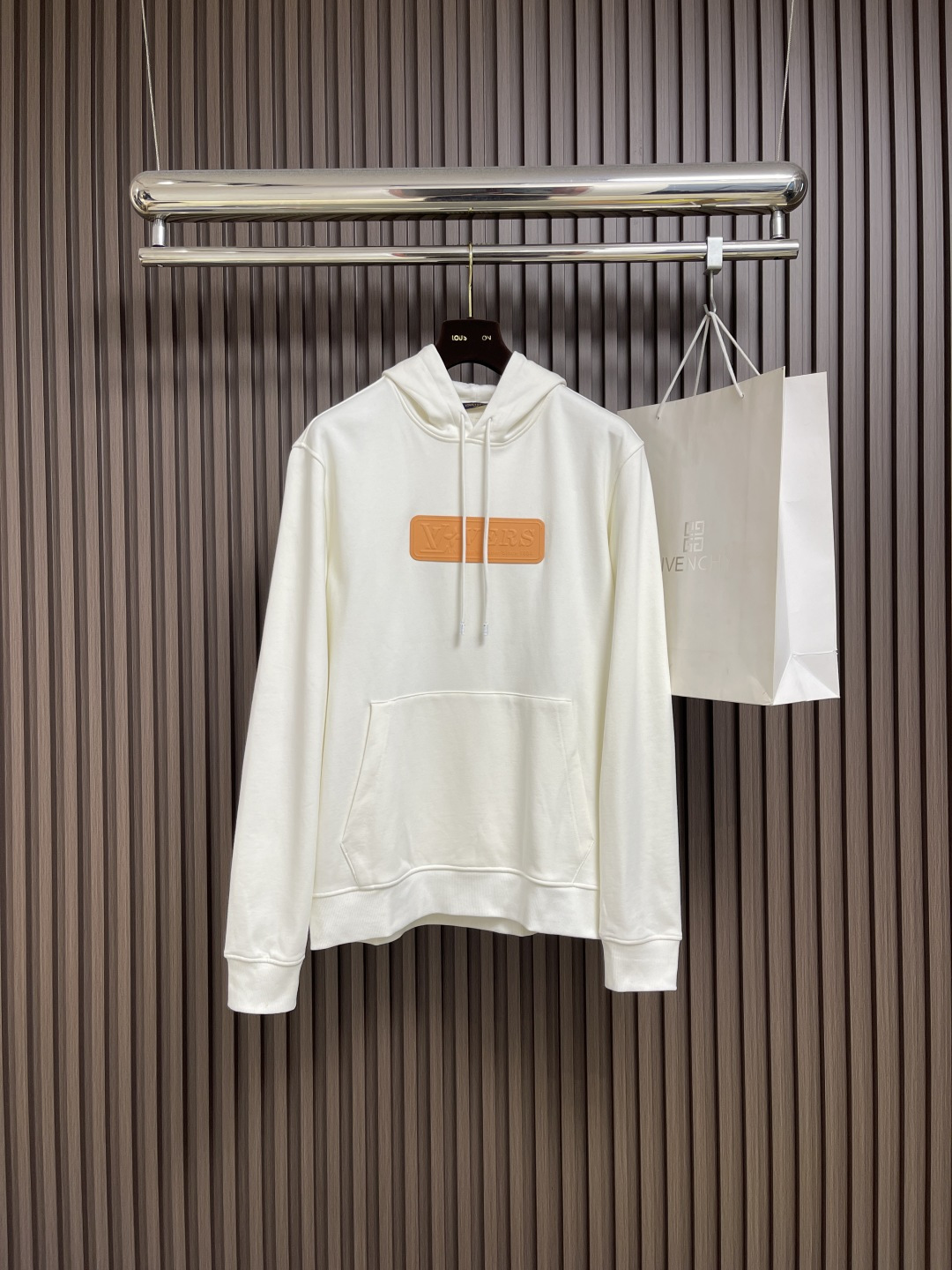 NO:525780,LV 2025SS early autumn new leather logo hooded sweatshirt, the fabric is made of 26s double yarn surface and 10s fish scale bottom fabric, paired with 380g ribs and 21s double yarn pull-up frame, not only ensures the texture and warmth of the clothes, but also demonstrates the quality in the details. The front vuitton leather embossing process adds a bright color to the simple design. The use of terry fish scale bottom fabric makes the clothes feel softer and thicker, with good water absorption and warmth. Overall, this hoodie is not only fashionable and versatile, but also shows high-quality craftsmanship and design in the details. Size S-XL, louis vuitton, hoodie, sweatshirts, hats, alexander wang19860909LV 2025SS早秋新款皮质logo连帽卫衣,面料采用26s双纱面和10s鱼鳞底面料,搭配380g罗纹与21s双纱拉架,不仅确保了衣物的质感与保暖性,更在细节处彰显品质,正面的vuitton皮质压花工艺精细,为简约设计增添了一抹亮色,而毛圈鱼鳞底面料的运用,则让衣物手感更加松软、厚实,具备良好的吸水性和保暖性,整体而言,这款连帽衫不仅时尚百搭,更在细节处展现了高品质的工艺与设计.尺码S-XL,,louis vuitton,hoodie,sweatshirts,hats,alexander wang,Men's clothing