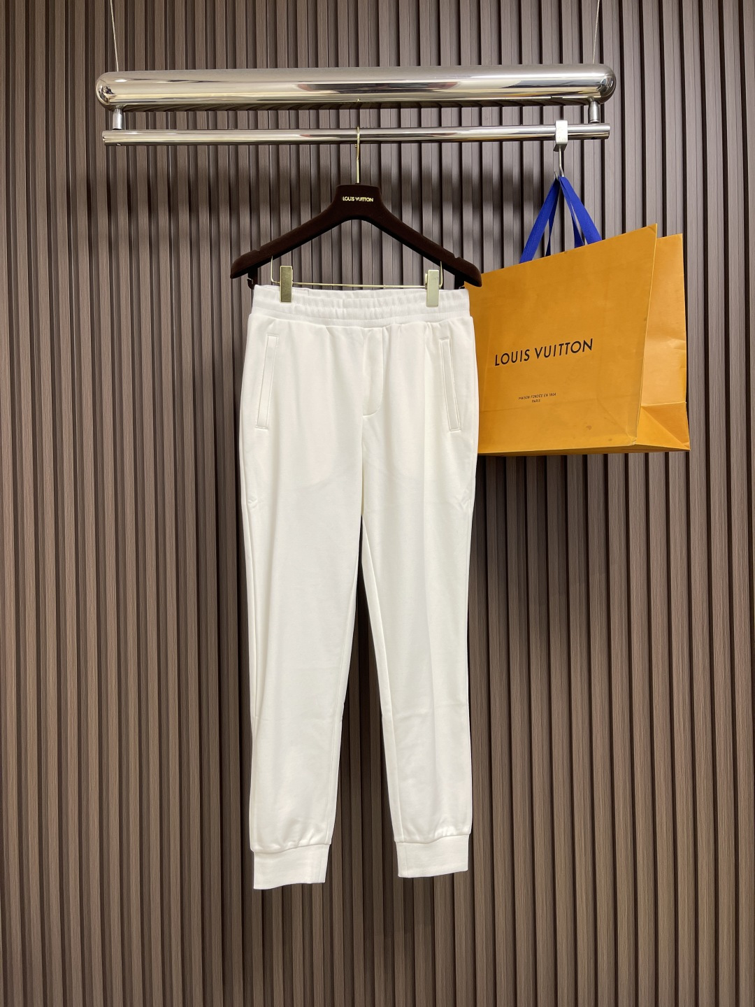 NO:525787,Dior 2025SS early autumn new leg trousers, a pair of pants with a very D-family aesthetic tone, mainly fabric and quality, and is supplied with imported Italian fabrics. The fabric has first-class texture, excellent straightness and boneiness, and is capable and neatly cut, and the upper body effect is excellent!  Can sweep the wardrobe with any top matching, with wide compatibility. Size S-XL S-Size pants 100cm long hip circumference 106cm waist circumference 80cm M-Size pants 102cm hip circumference 110cm waist circumference 84cm L-Size pants 104cm hip circumference 114cm waist circumference 88cm XL-Size pants 106cm hip circumference 118cm waist circumference 92cm,,dior,dior,alexander wang19860909Dior 2025SS早秋新款束腿卫裤,极具D家美学基调的一款裤子,以面料和品质为主导,客供进口意大利面料,面料质地一流,挺刮度与筋骨感极好,干练利落的裁剪,上身效果极好！可横扫衣橱任何的上装搭配,兼容性广泛 .尺码S-XL S码裤长100cm 臀围106cm 腰围80cm M码裤长102cm 臀围110cm 腰围84cm L码裤长104cm 臀围114cm 腰围88cm XL码裤长106cm 臀围118cm 腰围92cm,,dior,dior,alexander wang,Men's clothing