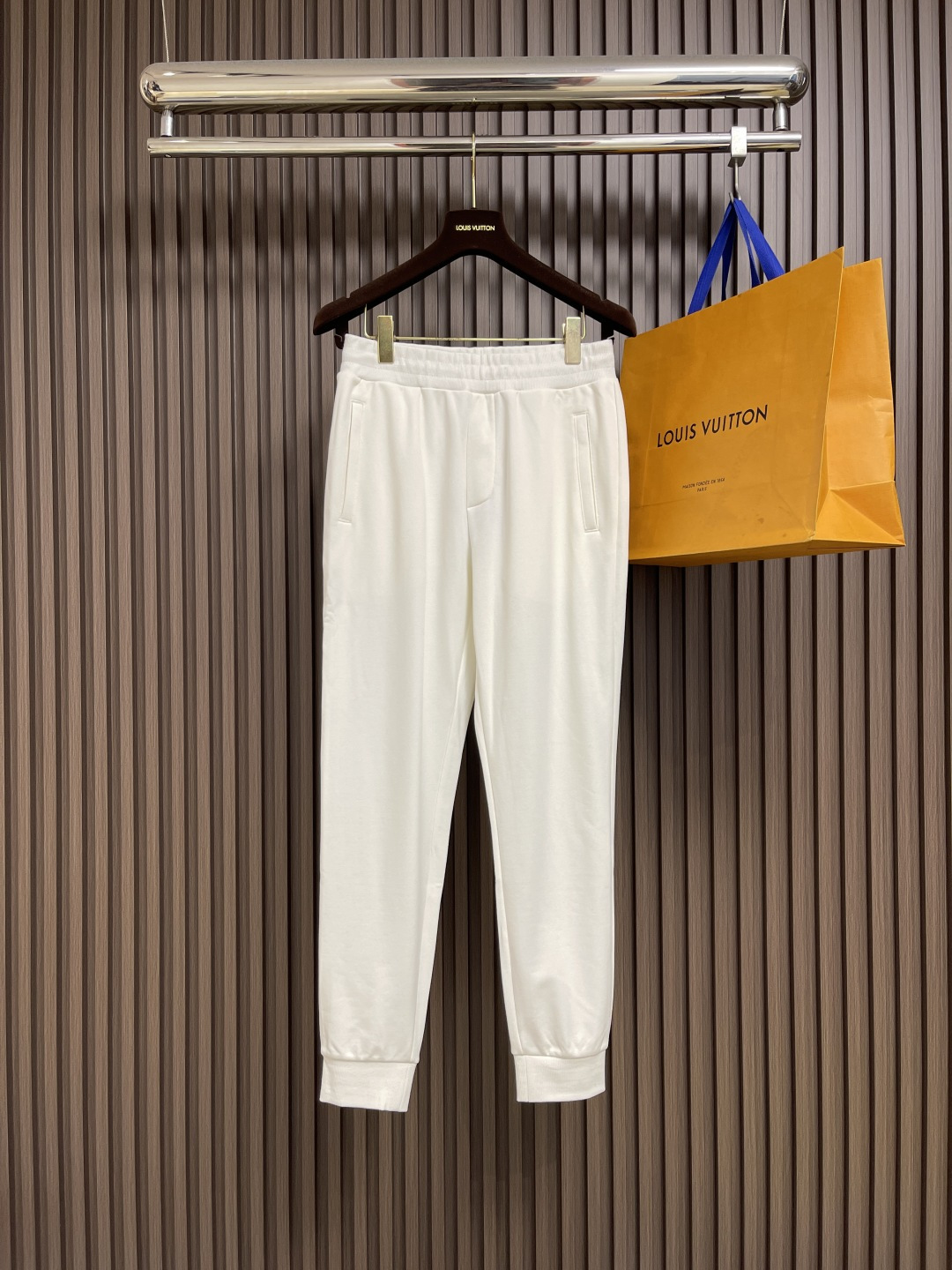 NO:529320,Prada's new early autumn leg trousers, invincible fabrics, impeccable versatile styles, outdoor sports are beautiful and simple and casual, hardware and accessories are top-notch, with good details, beautiful texture, and very stylish and practical. Size S-XL S-Size 100cm long hip circumference 106cm waist circumference 80cm M-Size trousers 102cm hip circumference 110cm waist circumference 84cm L-Size trousers 104cm hip circumference 114cm waist circumference 88cm XL-Size trousers 106cm hip circumference 118cm waist circumference 92cm, prada, alexander wang19860909Prada 早秋新品束腿卫裤,面料无敌,型款设计都无可挑剔的百搭款卫裤,户外运动都美的简约休闲,五金辅料都是顶配细节好,质感美,十分有格调实实在在的份量.尺码S-XL S码裤长100cm 臀围106cm 腰围80cm M码裤长102cm 臀围110cm 腰围84cm L码裤长104cm 臀围114cm 腰围88cm XL码裤长106cm 臀围118cm 腰围92cm,,prada,alexander wang,Men's clothing