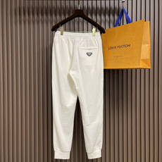 🛒🛒Prada 早秋新品束腿卫裤,面料无敌,型款设计都无可挑剔的百搭款卫裤,户外运动都美的简约休闲,五金 🛒🛒Prada 早秋新品束腿卫裤,面料无敌,型款设计都无可挑剔的百搭款卫裤,户外运动都美的简约休闲,五金