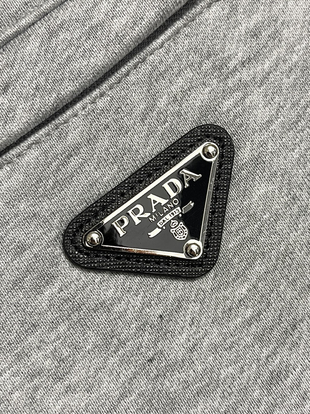 🛒🛒Prada 早秋新品束腿卫裤，面料无敌，型款设计都无可挑剔的百搭款卫裤，户外运动都美的简约休闲，五金