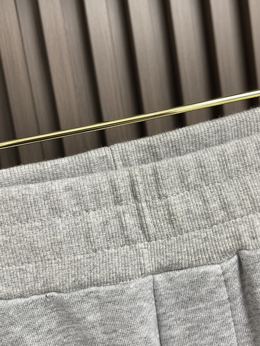 🛒🛒Prada 早秋新品束腿卫裤，面料无敌，型款设计都无可挑剔的百搭款卫裤，户外运动都美的简约休闲，五金