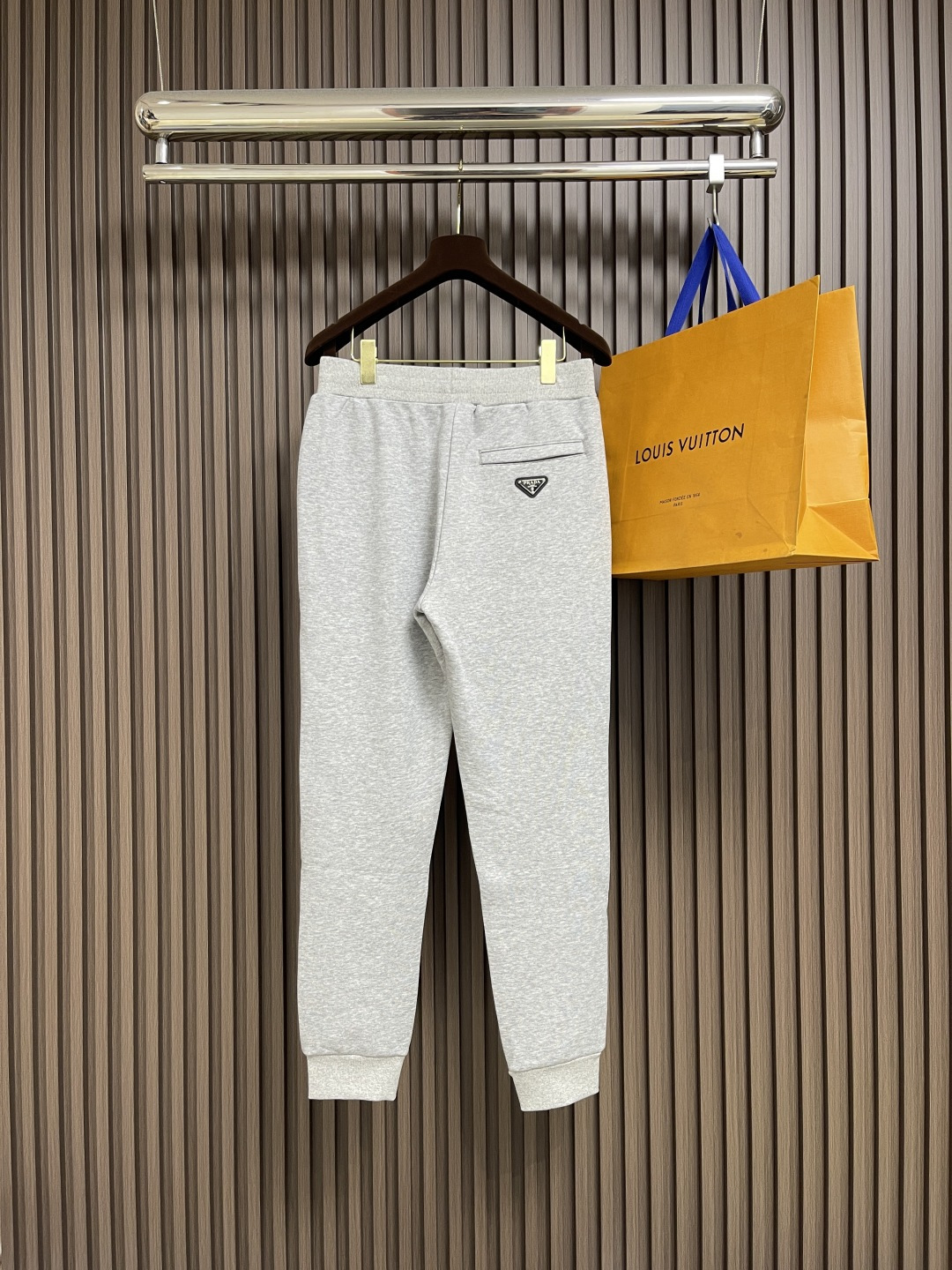 🛒🛒Prada 早秋新品束腿卫裤，面料无敌，型款设计都无可挑剔的百搭款卫裤，户外运动都美的简约休闲，五金