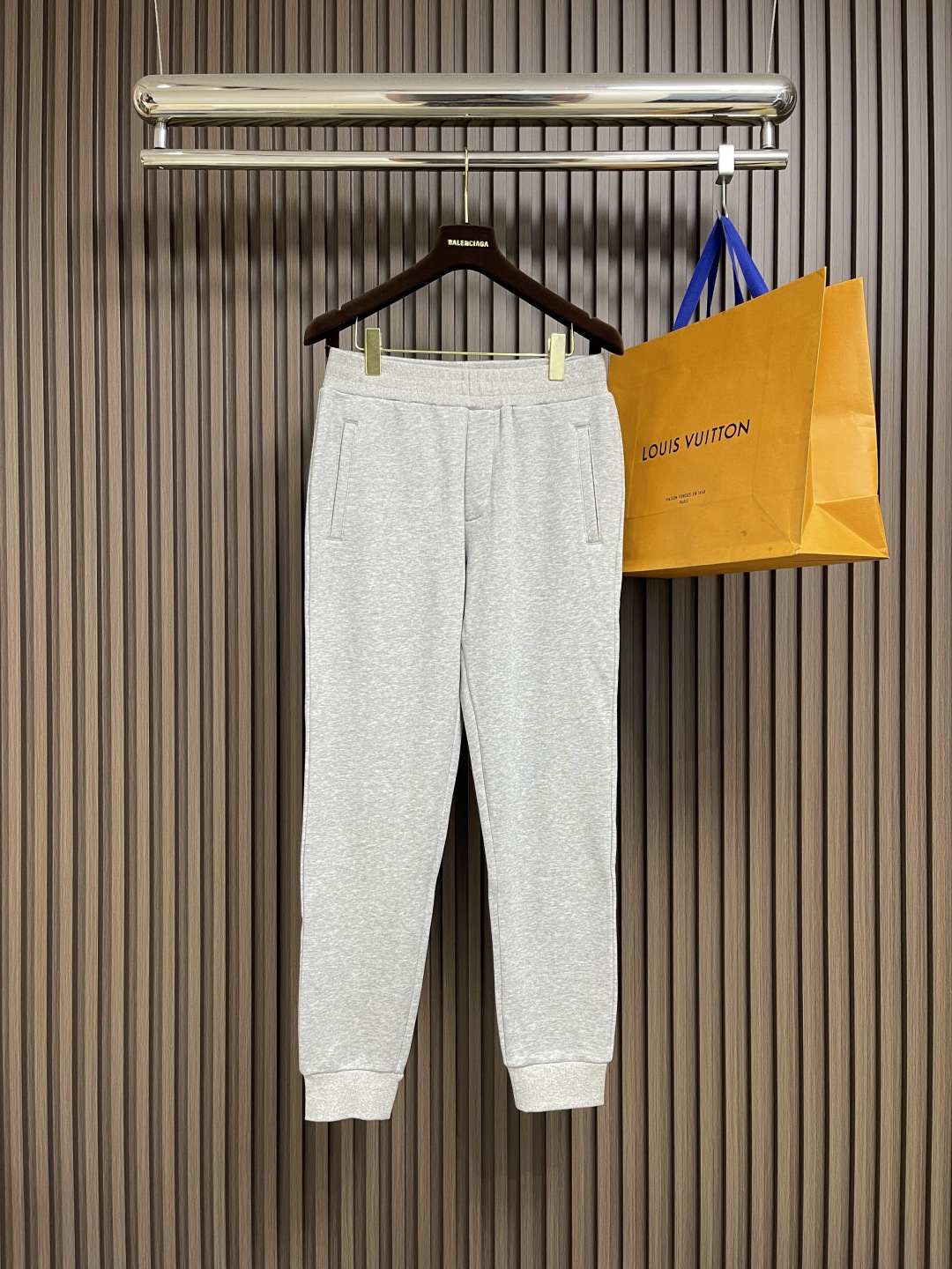 🛒🛒Prada 早秋新品束腿卫裤，面料无敌，型款设计都无可挑剔的百搭款卫裤，户外运动都美的简约休闲，五金
