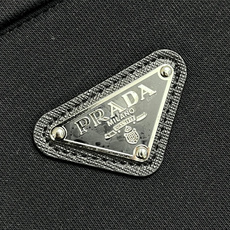 🛒🛒Prada 早秋新品束腿卫裤,面料无敌,型款设计都无可挑剔的百搭款卫裤,户外运动都美的简约休闲,五金 🛒🛒Prada 早秋新品束腿卫裤,面料无敌,型款设计都无可挑剔的百搭款卫裤,户外运动都美的简约休闲,五金