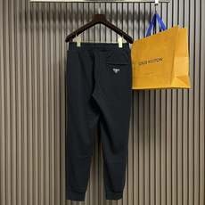 🛒🛒Prada 早秋新品束腿卫裤,面料无敌,型款设计都无可挑剔的百搭款卫裤,户外运动都美的简约休闲,五金 🛒🛒Prada 早秋新品束腿卫裤,面料无敌,型款设计都无可挑剔的百搭款卫裤,户外运动都美的简约休闲,五金