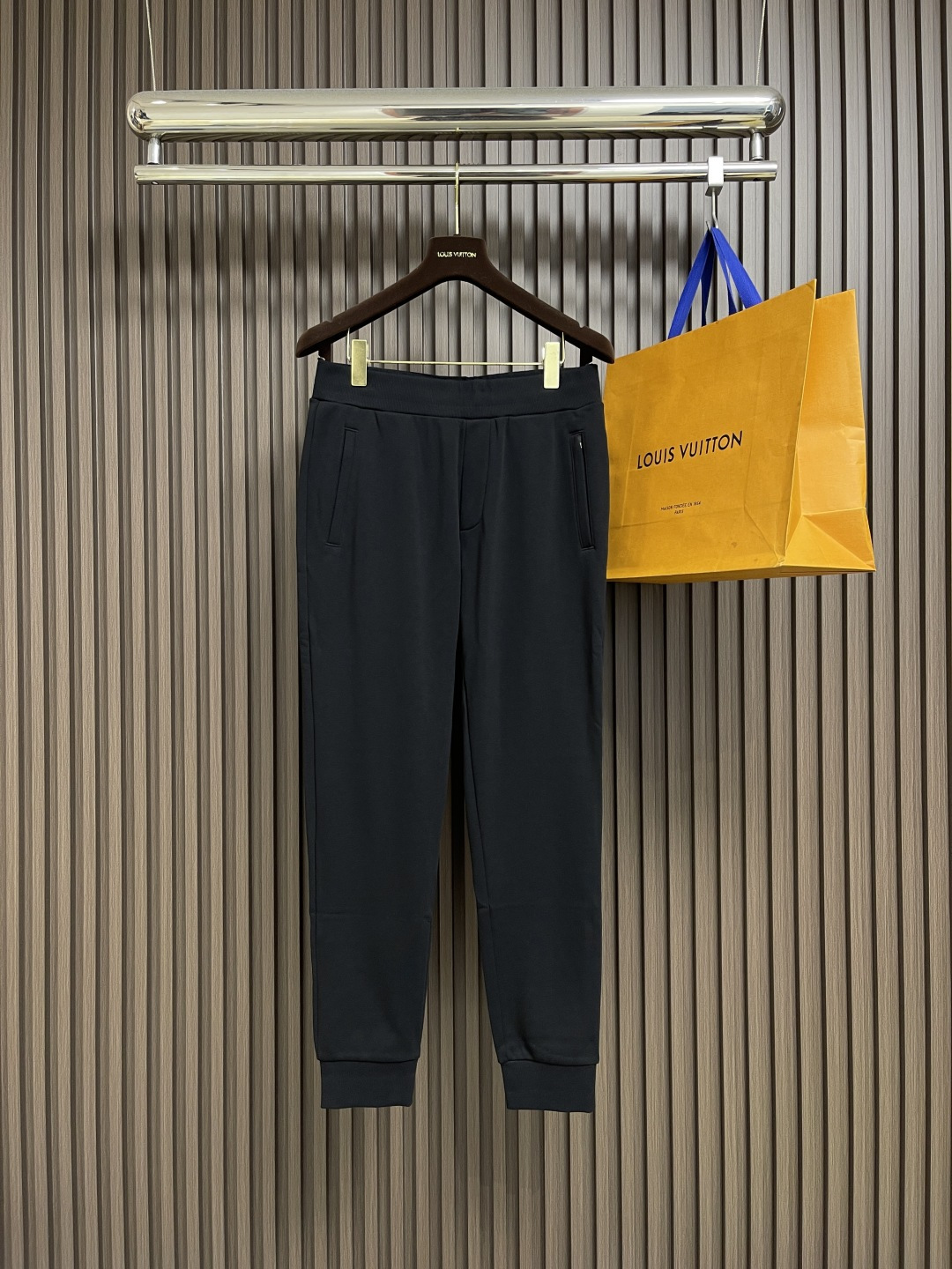 🛒🛒Prada 早秋新品束腿卫裤，面料无敌，型款设计都无可挑剔的百搭款卫裤，户外运动都美的简约休闲，五金