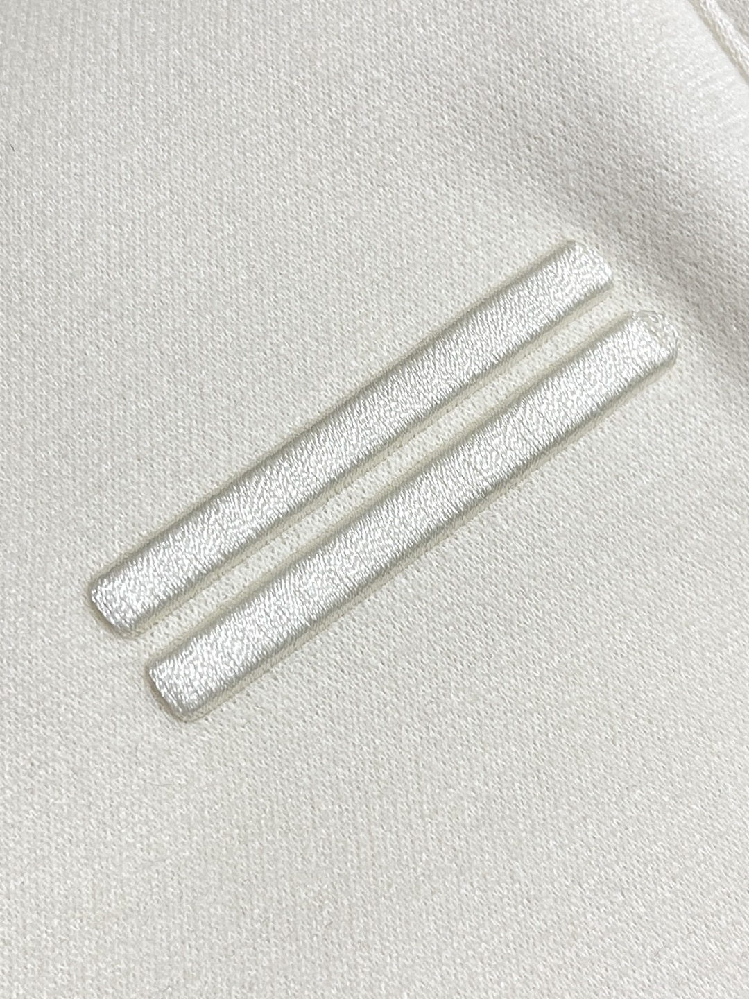 🛒🛒ZEGNA 直筒休闲长裤，采用混纺面料，细看纹理细腻得不像话，垂坠感恰到好处，走路带风又不贴腿，藏肉