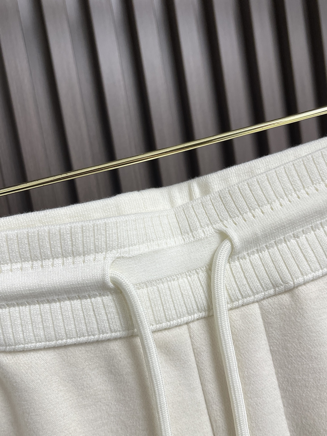 🛒🛒ZEGNA 直筒休闲长裤，采用混纺面料，细看纹理细腻得不像话，垂坠感恰到好处，走路带风又不贴腿，藏肉