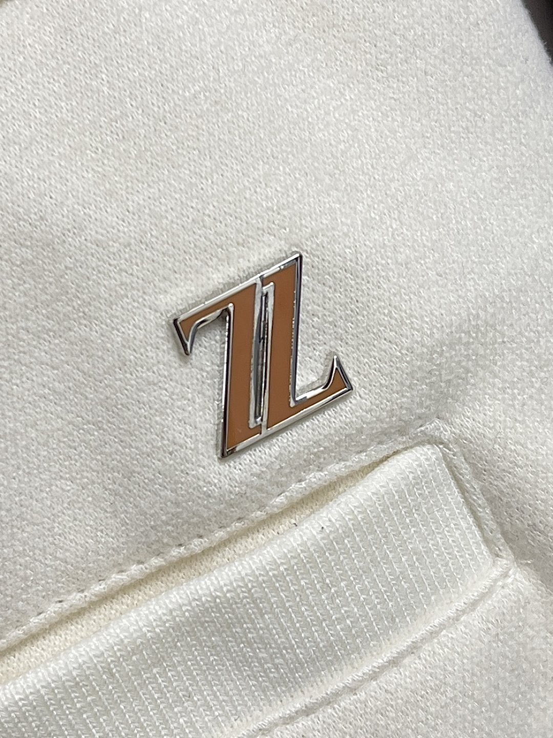 🛒🛒ZEGNA 直筒休闲长裤，采用混纺面料，细看纹理细腻得不像话，垂坠感恰到好处，走路带风又不贴腿，藏肉