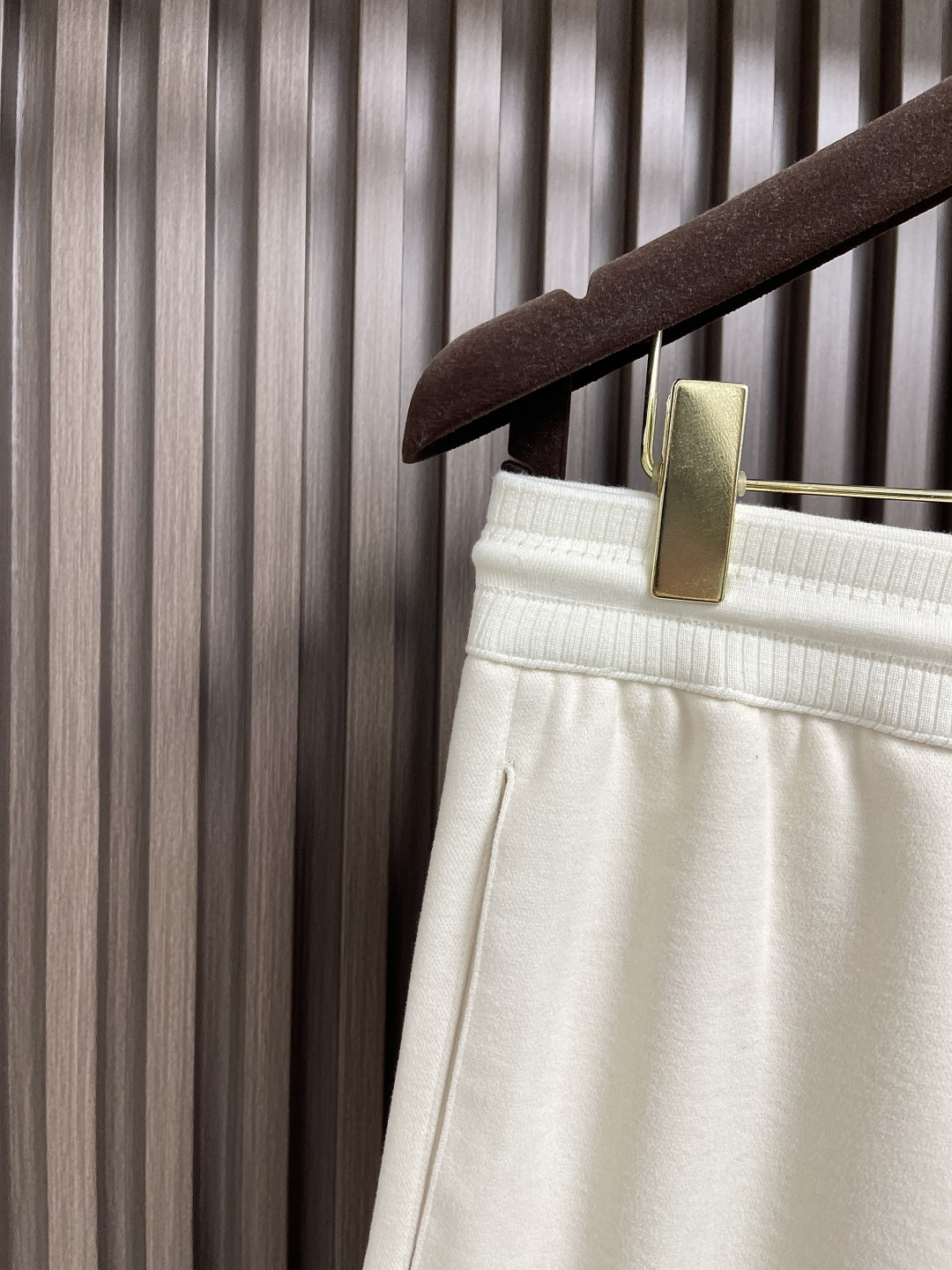 🛒🛒ZEGNA 直筒休闲长裤，采用混纺面料，细看纹理细腻得不像话，垂坠感恰到好处，走路带风又不贴腿，藏肉