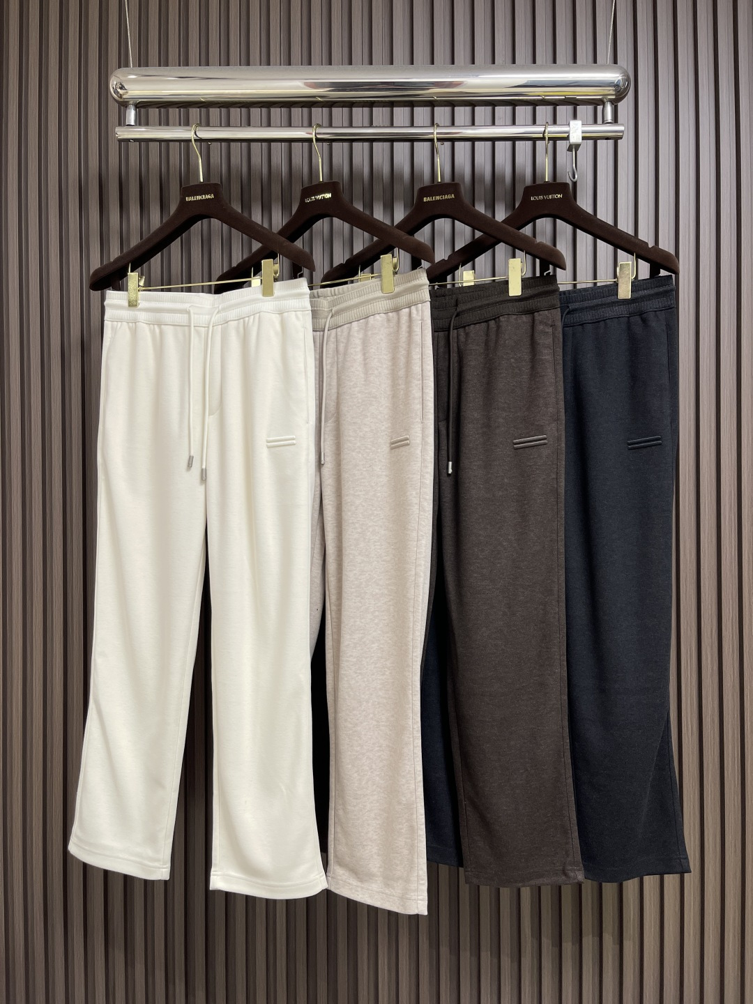 🛒🛒ZEGNA 直筒休闲长裤，采用混纺面料，细看纹理细腻得不像话，垂坠感恰到好处，走路带风又不贴腿，藏肉