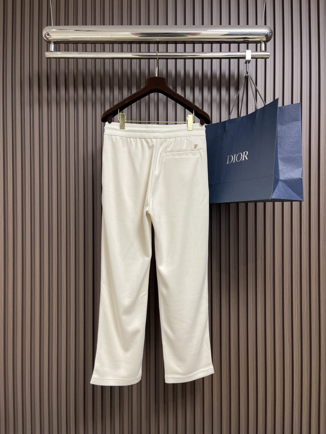 🛒🛒ZEGNA 直筒休闲长裤，采用混纺面料，细看纹理细腻得不像话，垂坠感恰到好处，走路带风又不贴腿，藏肉