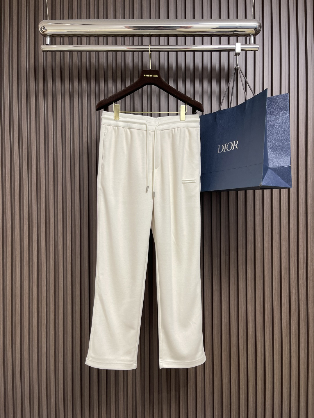 🛒🛒ZEGNA 直筒休闲长裤，采用混纺面料，细看纹理细腻得不像话，垂坠感恰到好处，走路带风又不贴腿，藏肉