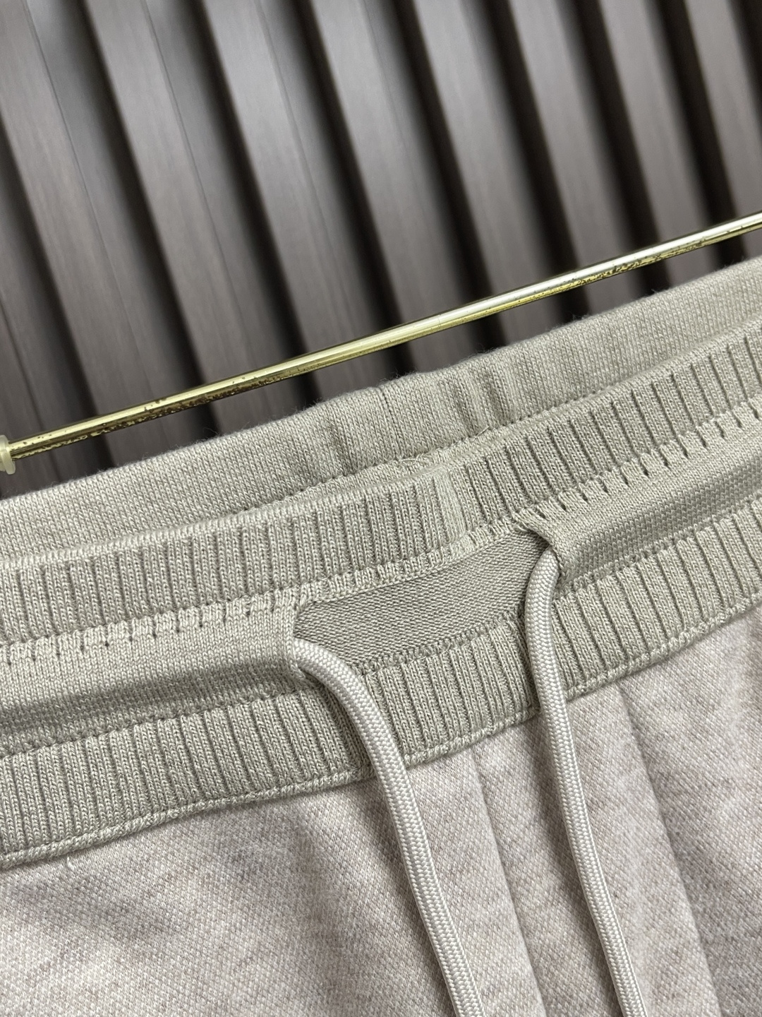 🛒🛒ZEGNA 直筒休闲长裤，采用混纺面料，细看纹理细腻得不像话，垂坠感恰到好处，走路带风又不贴腿，藏肉