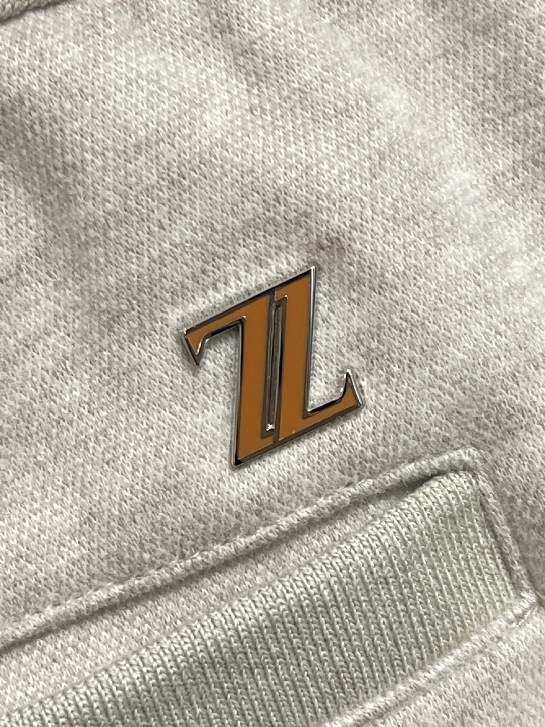 🛒🛒ZEGNA 直筒休闲长裤，采用混纺面料，细看纹理细腻得不像话，垂坠感恰到好处，走路带风又不贴腿，藏肉