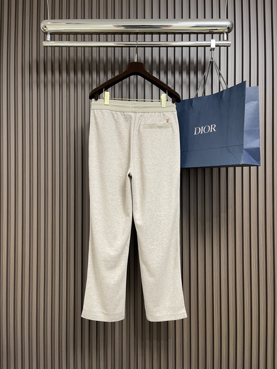 🛒🛒ZEGNA 直筒休闲长裤，采用混纺面料，细看纹理细腻得不像话，垂坠感恰到好处，走路带风又不贴腿，藏肉