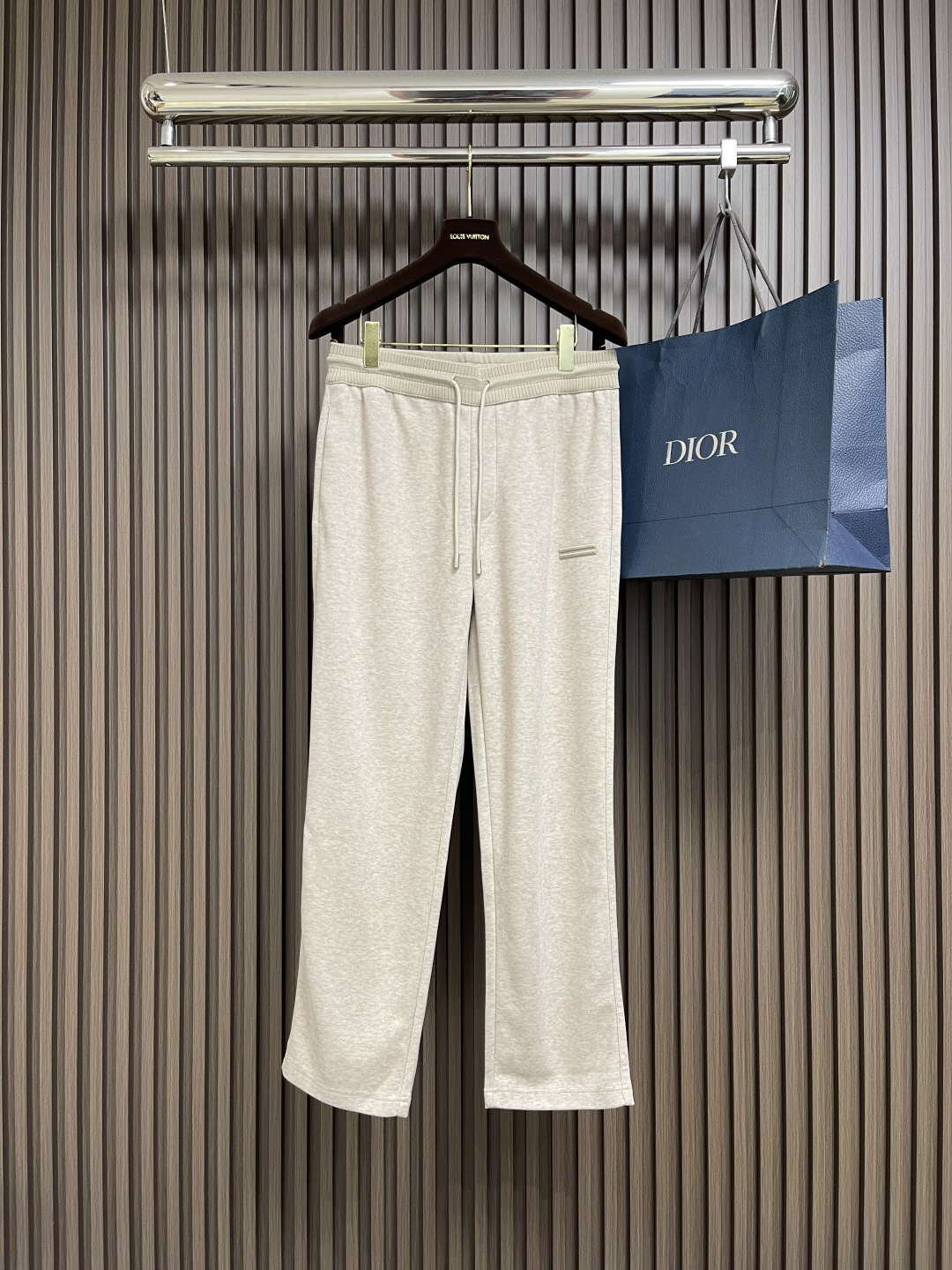 🛒🛒ZEGNA 直筒休闲长裤，采用混纺面料，细看纹理细腻得不像话，垂坠感恰到好处，走路带风又不贴腿，藏肉