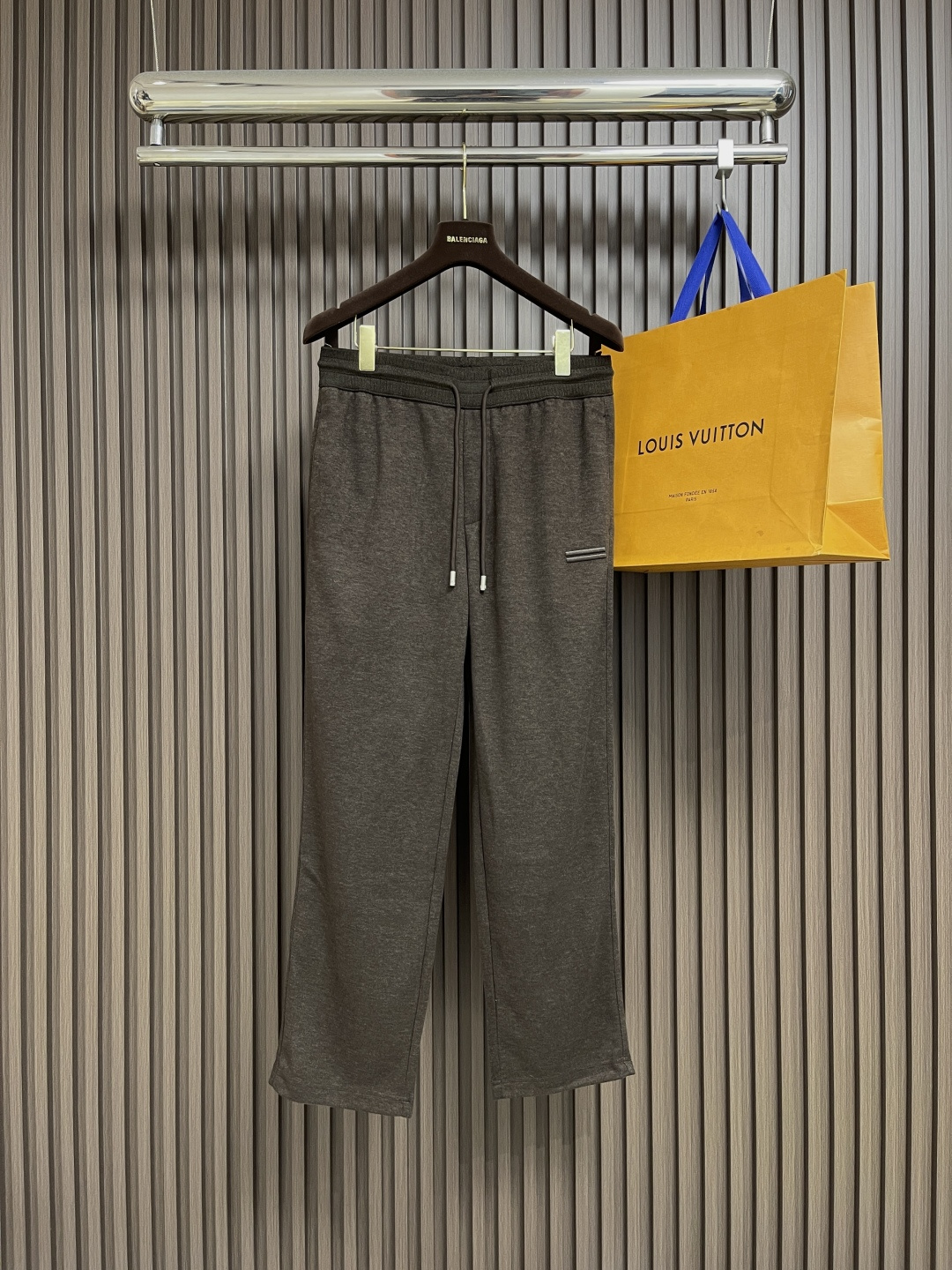 NO:548479,ZEGNA straight casual trousers are made of blended fabric. The texture is so delicate that it is unremarkable. The drape feels just right. When walking, it is windy and not close to the legs. It hides the flesh and makes it look thin and has a 'airy feeling'. The details are directly affected. The waist drawstring is paired with a metal buckle. The texture is bursting and it is also a tricky thing, and the adjustment is super smooth!  Contrasted zipper head, low-key and poking, trouser legs are neatly cut. Size M-3XL M size hip circumference 99cm waist circumference 75-79 elasticity Trouser length 100cm L size hip circumference 104cm waist circumference 80-84 elasticity Trouser length 101cm XL size hip circumference 109cm waist circumference 85-89 elasticity Trouser length 102cm 2XL size hip circumference 114cm waist circumference 90-94 elasticity Trouser length 103cm 3XL size hip circumference 119cm waist circumference 95-99 elasticity Trouser length 104cm, alexander wang19860909ZEGNA 直筒休闲长裤,采用混纺面料,细看纹理细腻得不像话,垂坠感恰到好处,走路带风又不贴腿,藏肉显瘦还自带'空气感'.细节控直接沦陷,腰头抽绳配金属扣,质感炸裂还暗藏小心机,调节超顺滑！撞色拉链头,低调又戳人,裤脚利落剪裁.尺码M-3XL M码臀围99cm 腰围75-79弹力 裤长100cm L码臀围104cm 腰围80-84弹力 裤长101cm XL码臀围109cm 腰围85-89弹力 裤长102cm 2XL码臀围114cm 腰围90-94弹力 裤长103cm 3XL码臀围119cm 腰围95-99弹力 裤长104cm,,alexander wang,Men's clothing