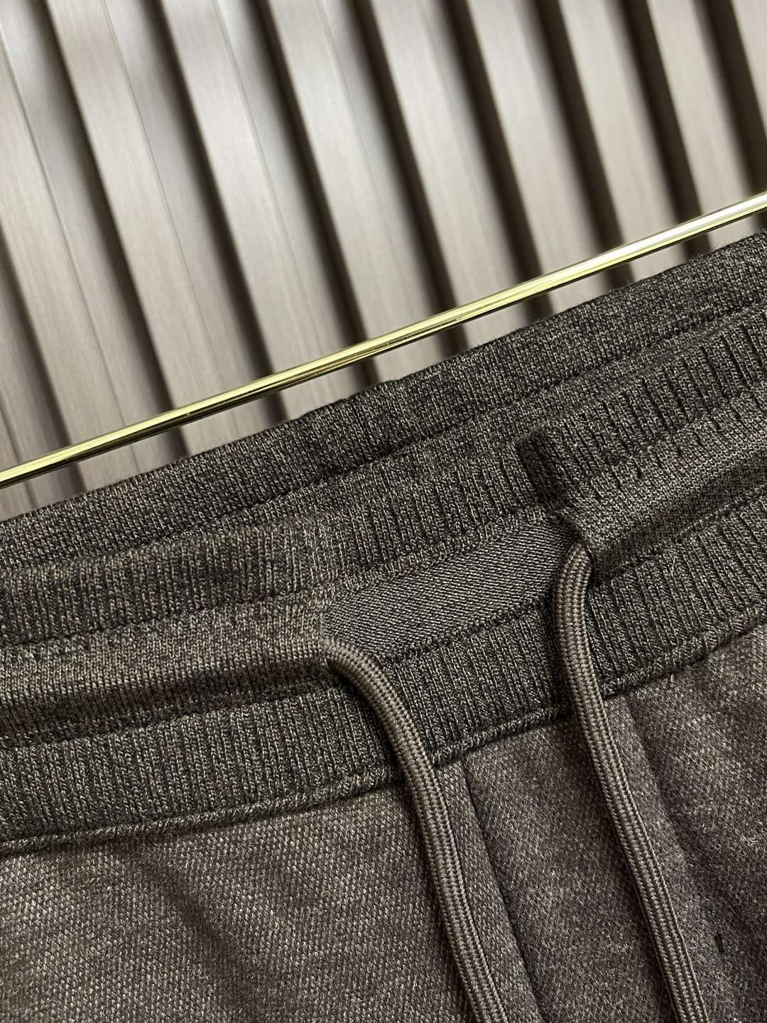 🛒🛒ZEGNA 直筒休闲长裤，采用混纺面料，细看纹理细腻得不像话，垂坠感恰到好处，走路带风又不贴腿，藏肉