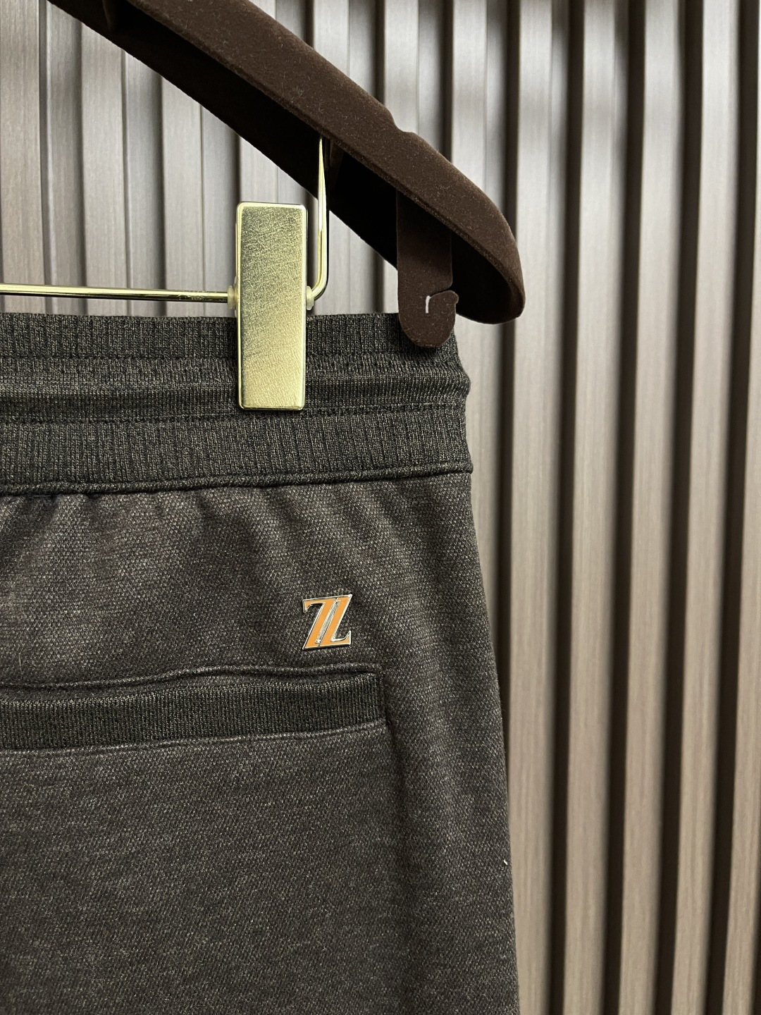 🛒🛒ZEGNA 直筒休闲长裤，采用混纺面料，细看纹理细腻得不像话，垂坠感恰到好处，走路带风又不贴腿，藏肉