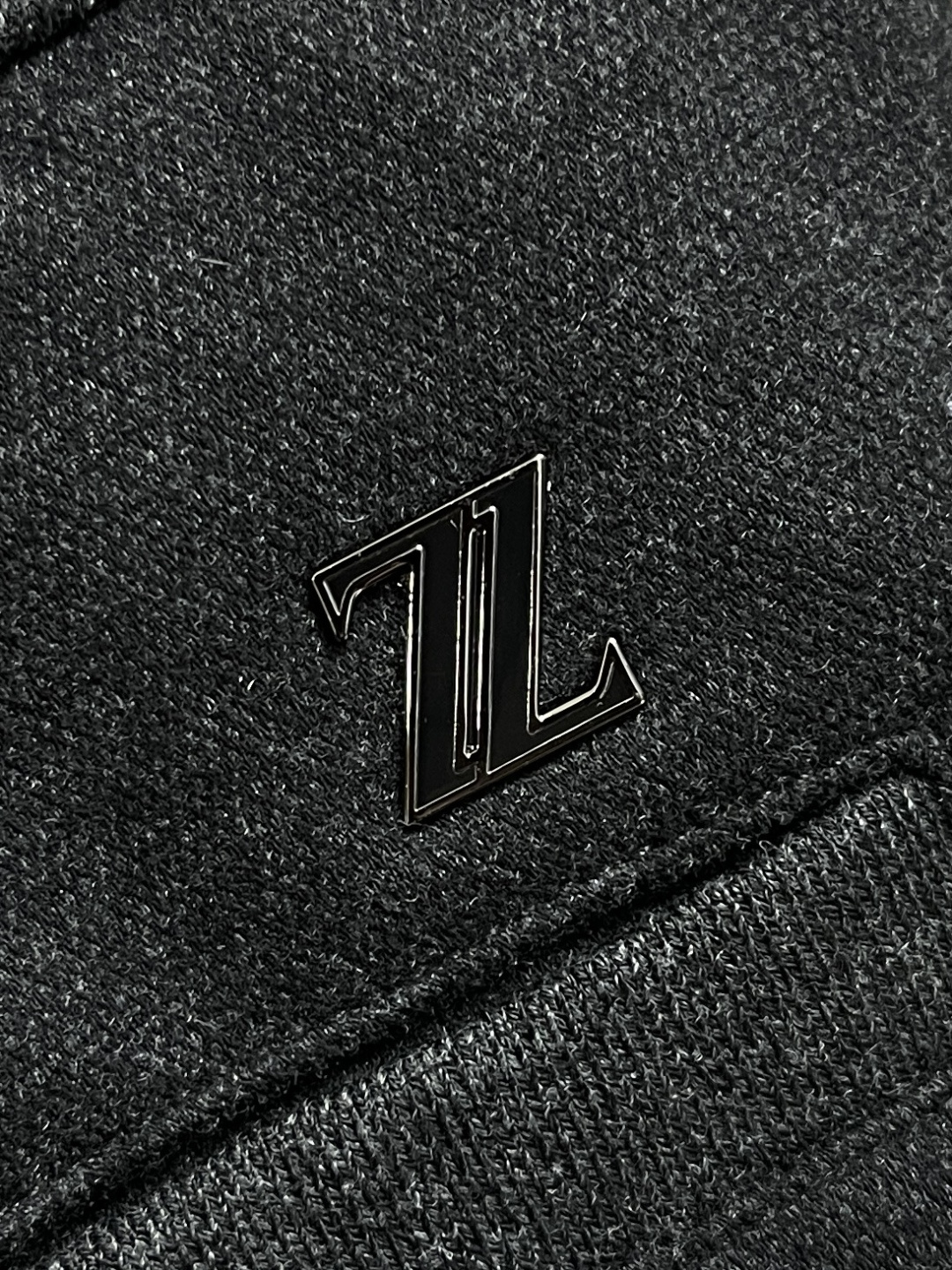 🛒🛒ZEGNA 直筒休闲长裤，采用混纺面料，细看纹理细腻得不像话，垂坠感恰到好处，走路带风又不贴腿，藏肉