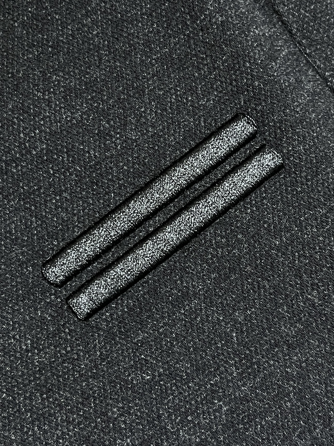 🛒🛒ZEGNA 直筒休闲长裤，采用混纺面料，细看纹理细腻得不像话，垂坠感恰到好处，走路带风又不贴腿，藏肉